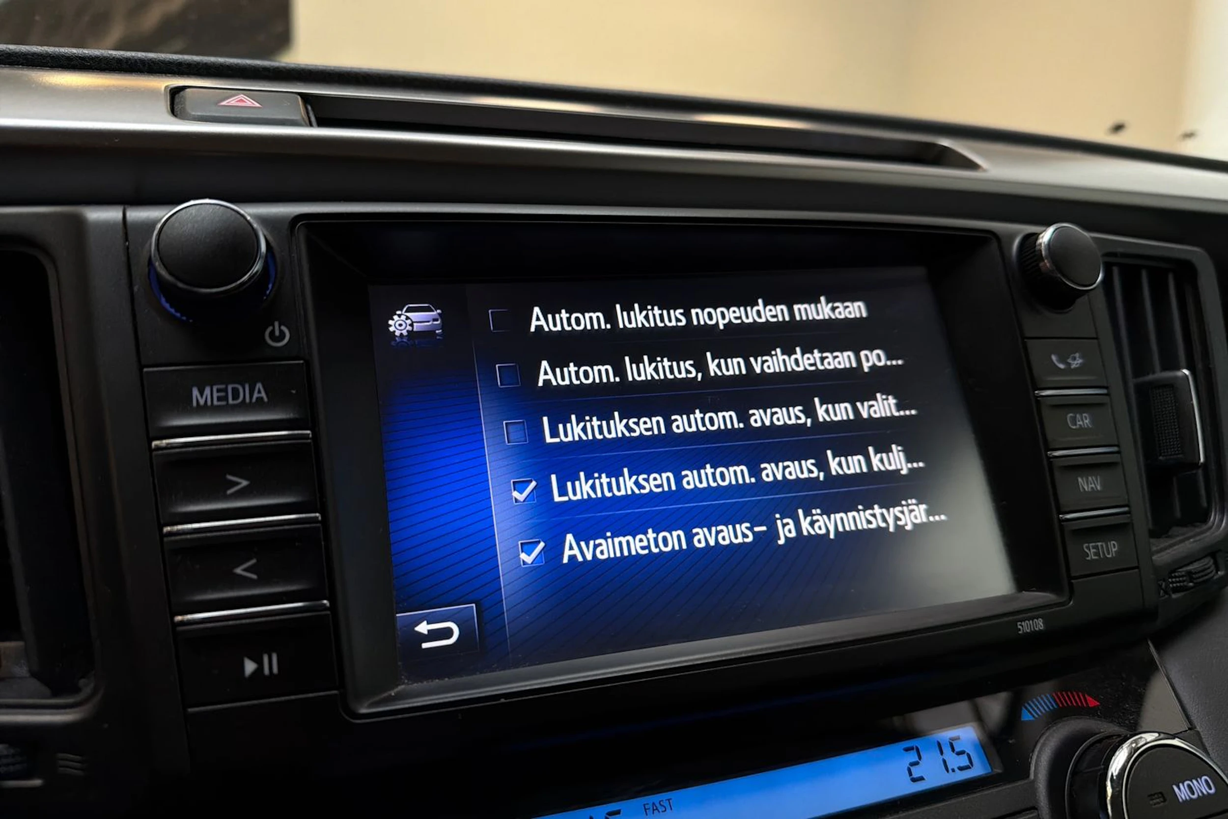 valkoinen Toyota RAV4 2018 kuva 19.