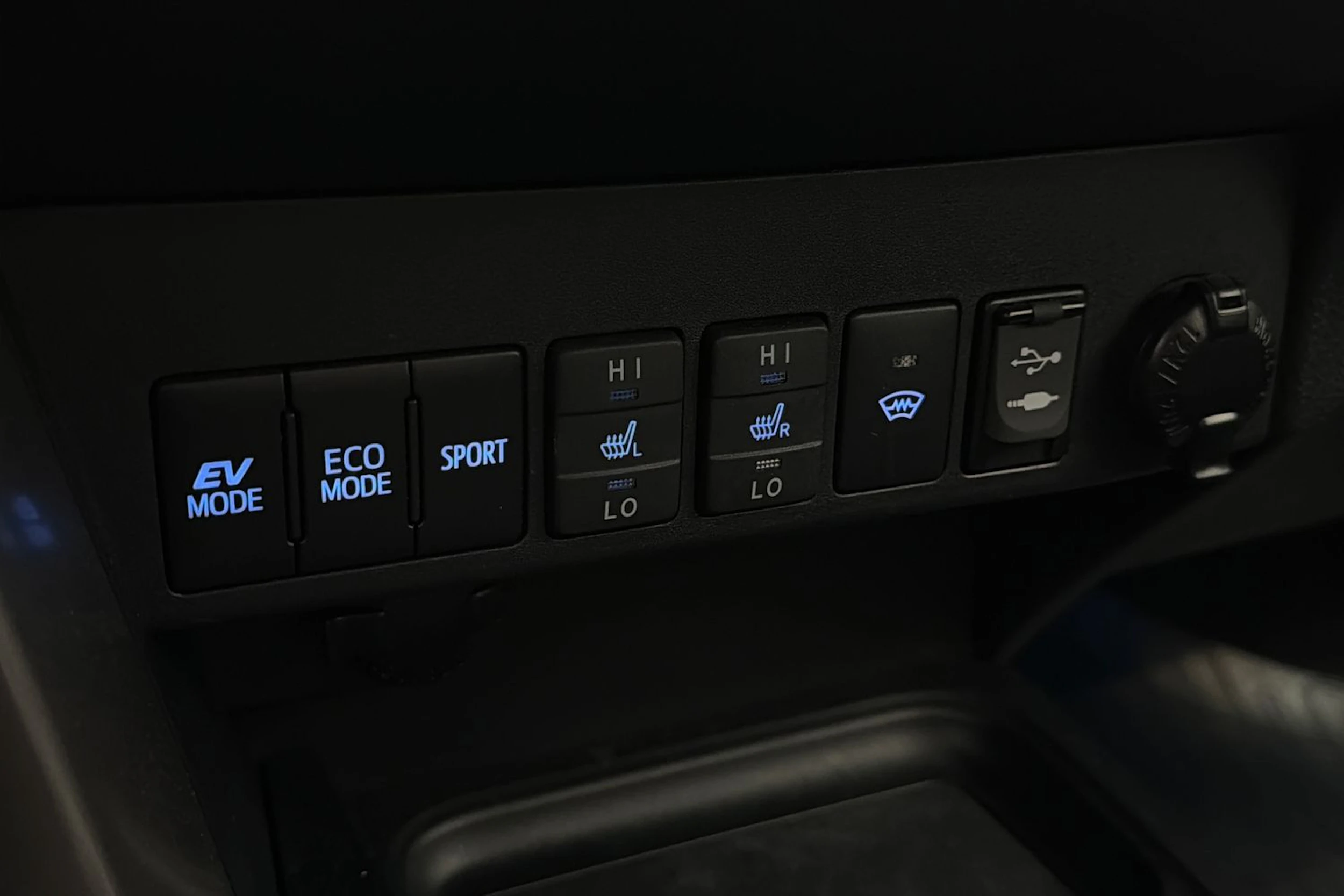 valkoinen Toyota RAV4 2018 kuva 23.
