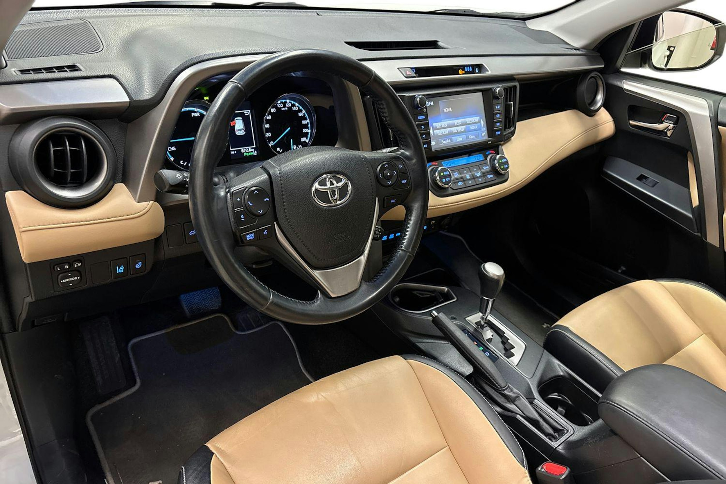Valkoinen Toyota RAV4 2018 kuva 7.