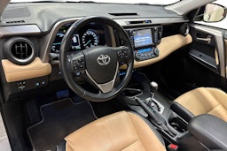 Valkoinen Toyota RAV4 2018 kuva 7.