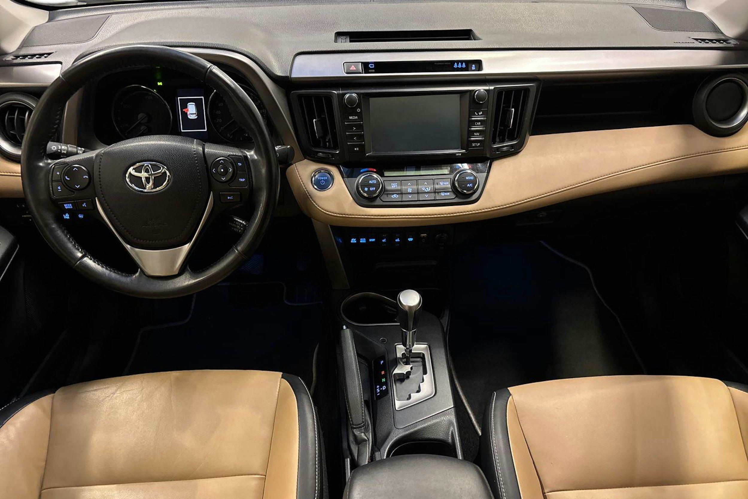Valkoinen Toyota RAV4 2018 kuva 9.