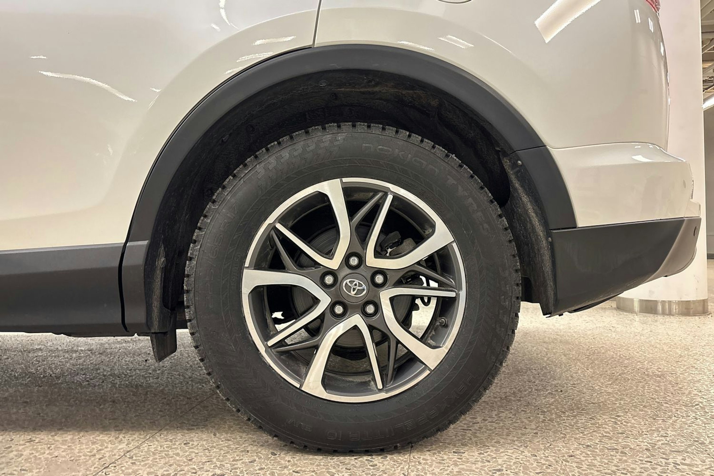 Valkoinen Toyota RAV4 2018 kuva 13.