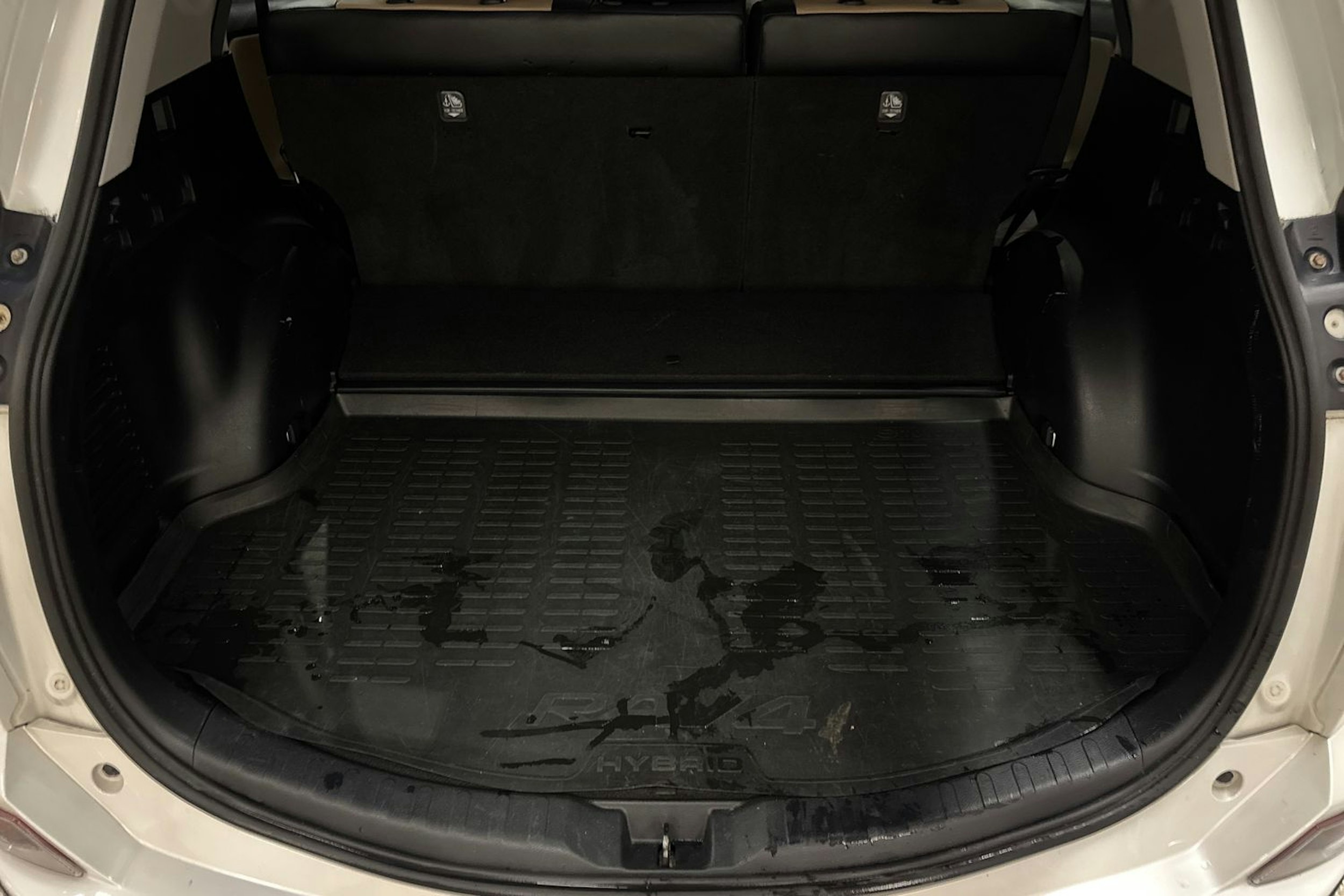 Valkoinen Toyota RAV4 2018 kuva 14.