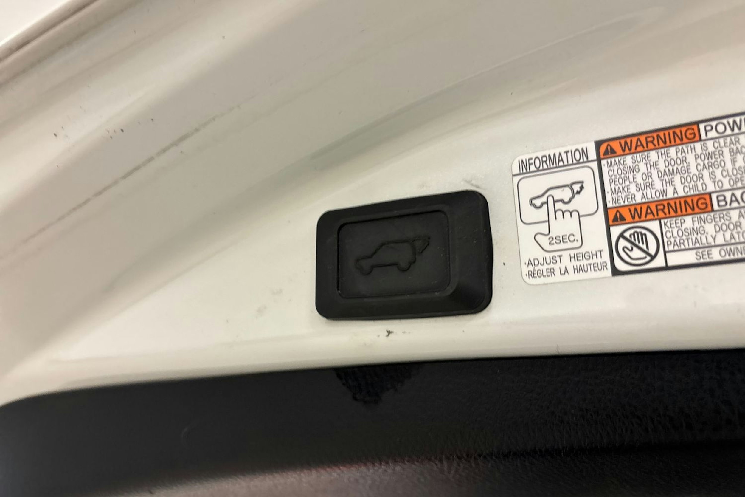 Valkoinen Toyota RAV4 2018 kuva 15.