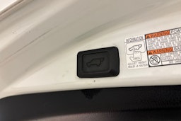 Valkoinen Toyota RAV4 2018 kuva 15.