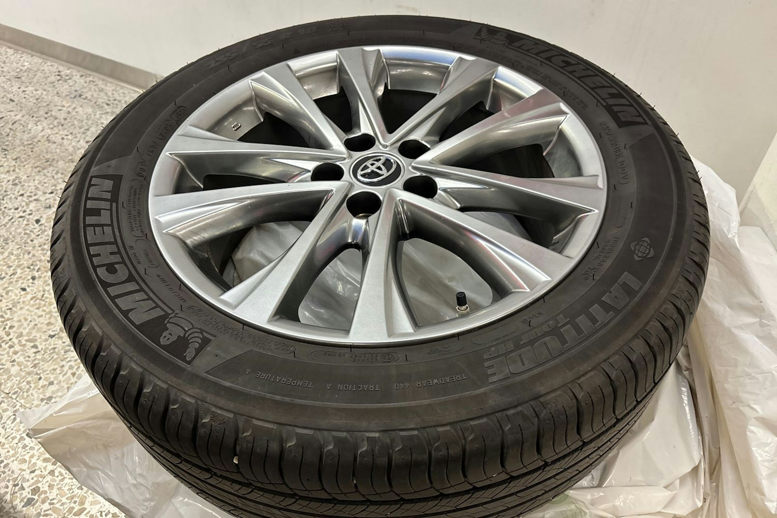 Valkoinen Toyota RAV4 2018 kuva 16.