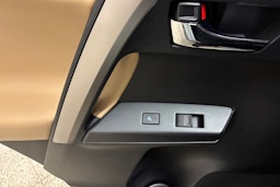 Valkoinen Toyota RAV4 2018 kuva 17.