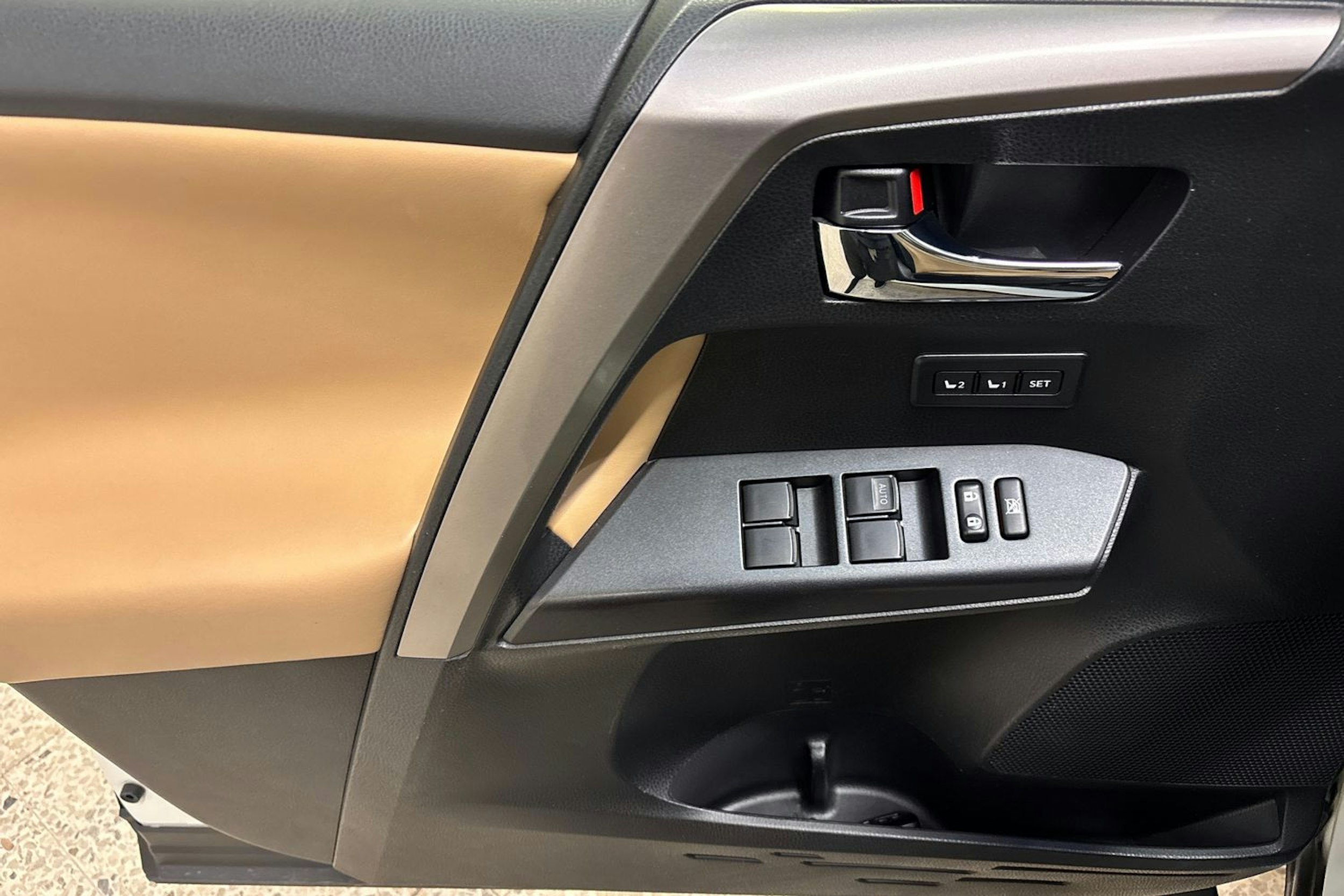 Valkoinen Toyota RAV4 2018 kuva 19.