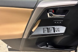 Valkoinen Toyota RAV4 2018 kuva 19.