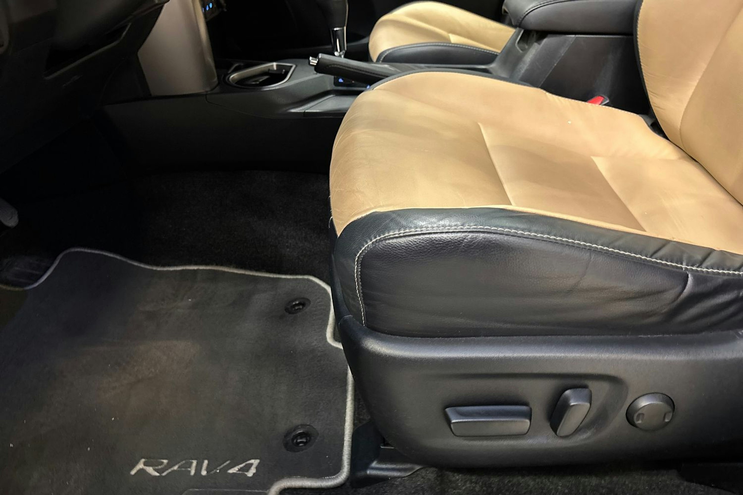 Valkoinen Toyota RAV4 2018 kuva 20.