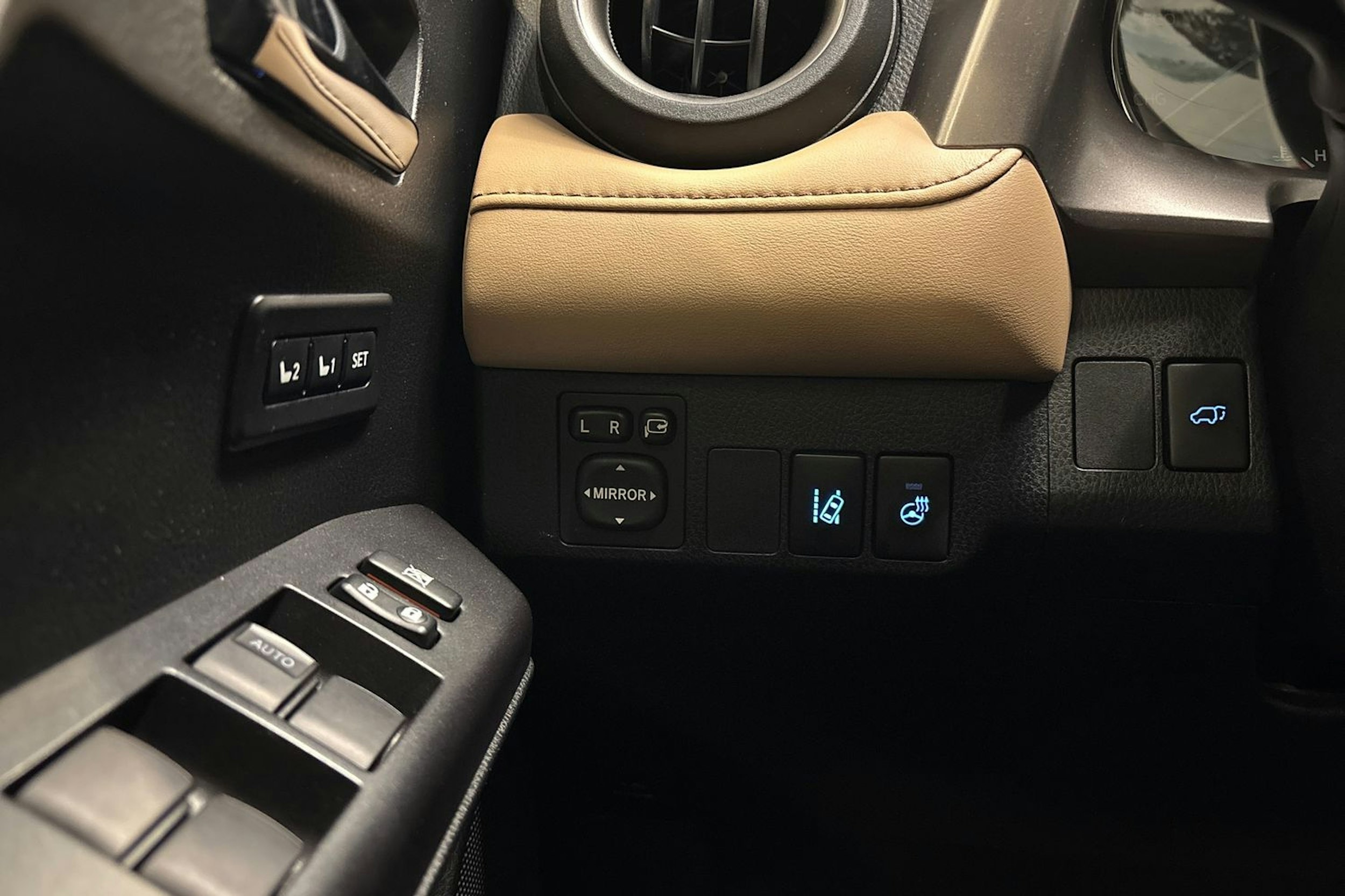 Valkoinen Toyota RAV4 2018 kuva 21.