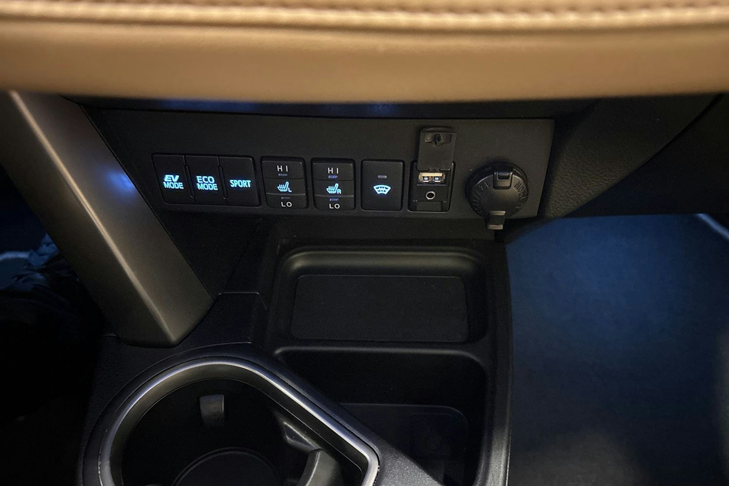 Valkoinen Toyota RAV4 2018 kuva 26.