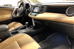 Valkoinen Toyota RAV4 2018 kuva 29.