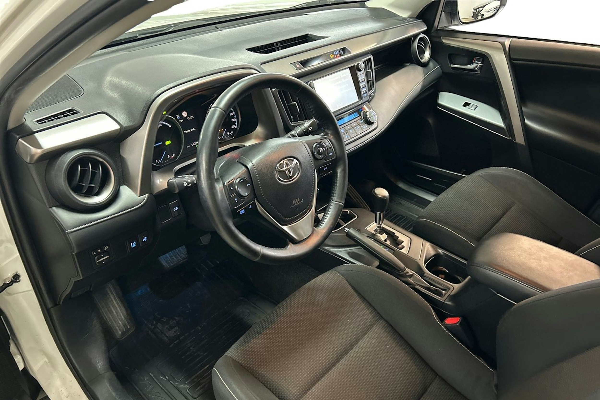valkoinen Toyota RAV4 2018 kuva 7.