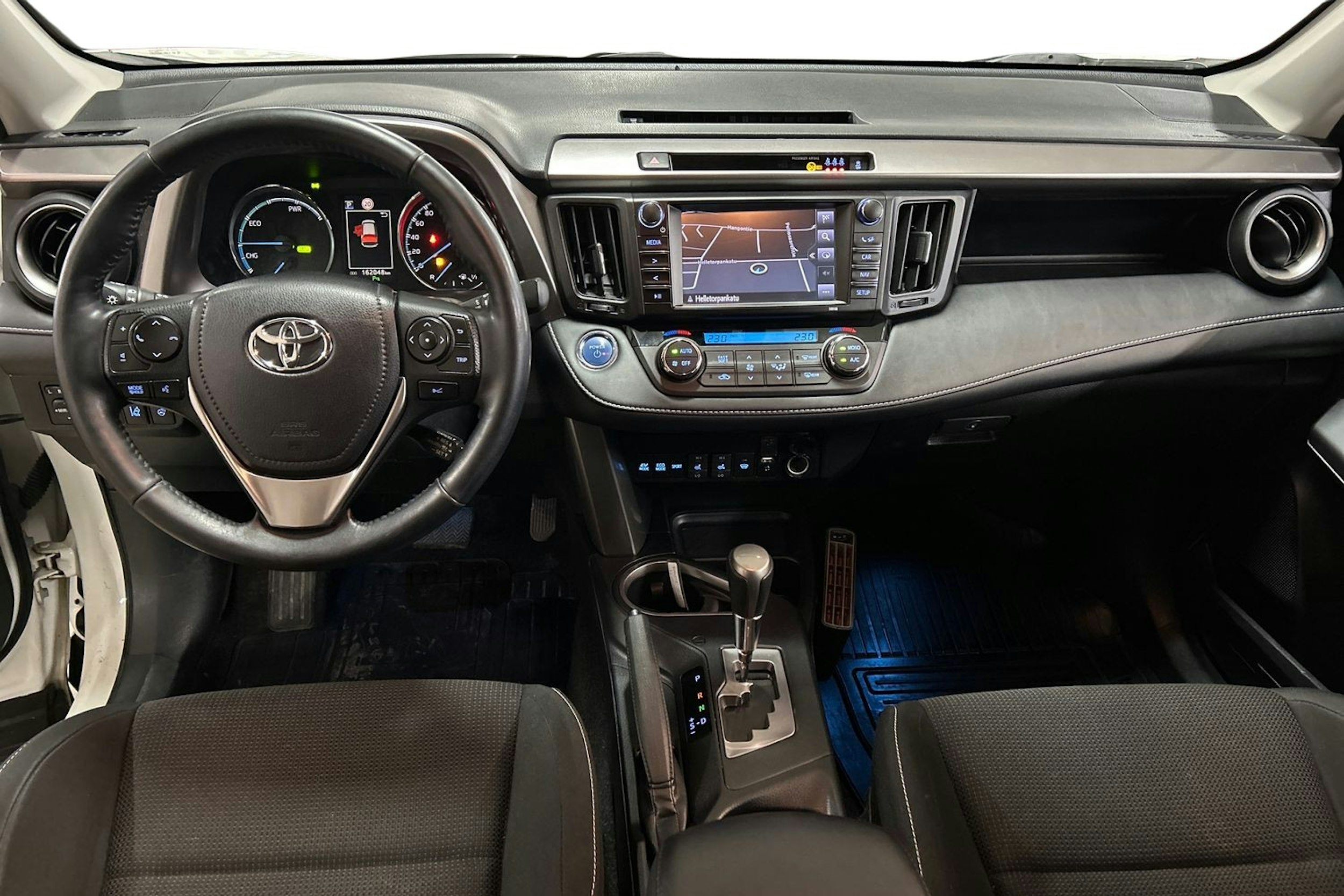 valkoinen Toyota RAV4 2018 kuva 9.