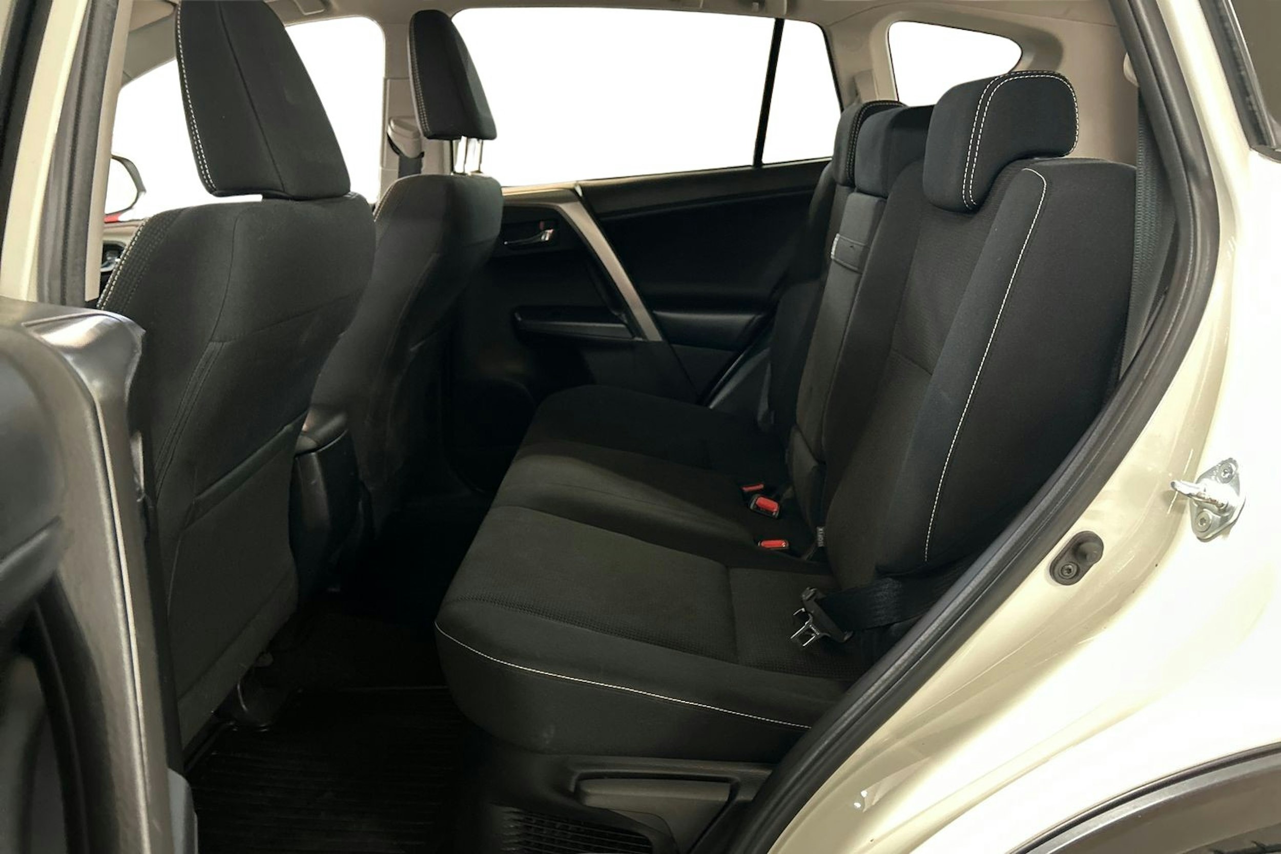valkoinen Toyota RAV4 2018 kuva 10.