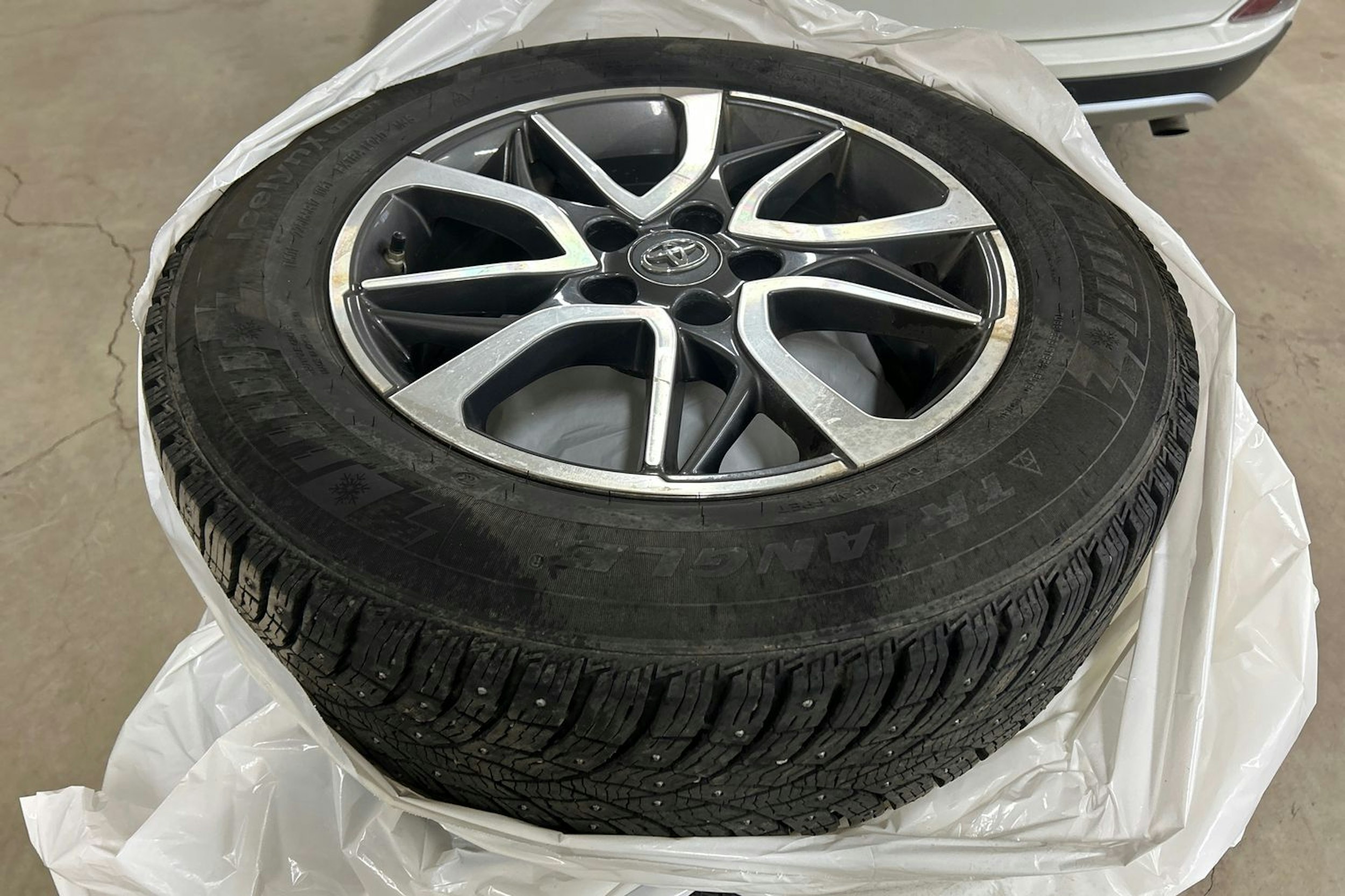 valkoinen Toyota RAV4 2018 kuva 13.