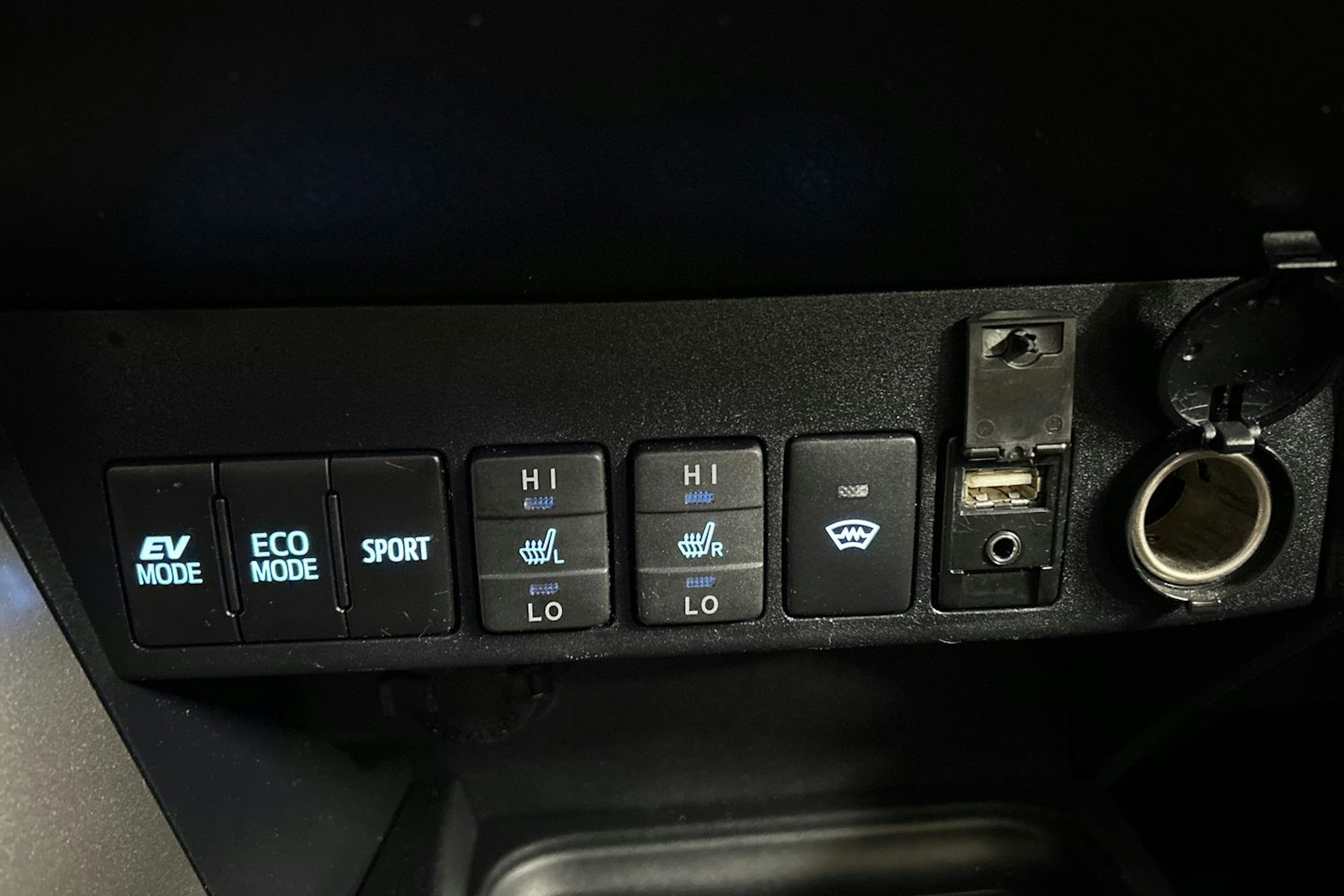 valkoinen Toyota RAV4 2018 kuva 19.