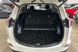 valkoinen Toyota RAV4 2018 kuva 22.