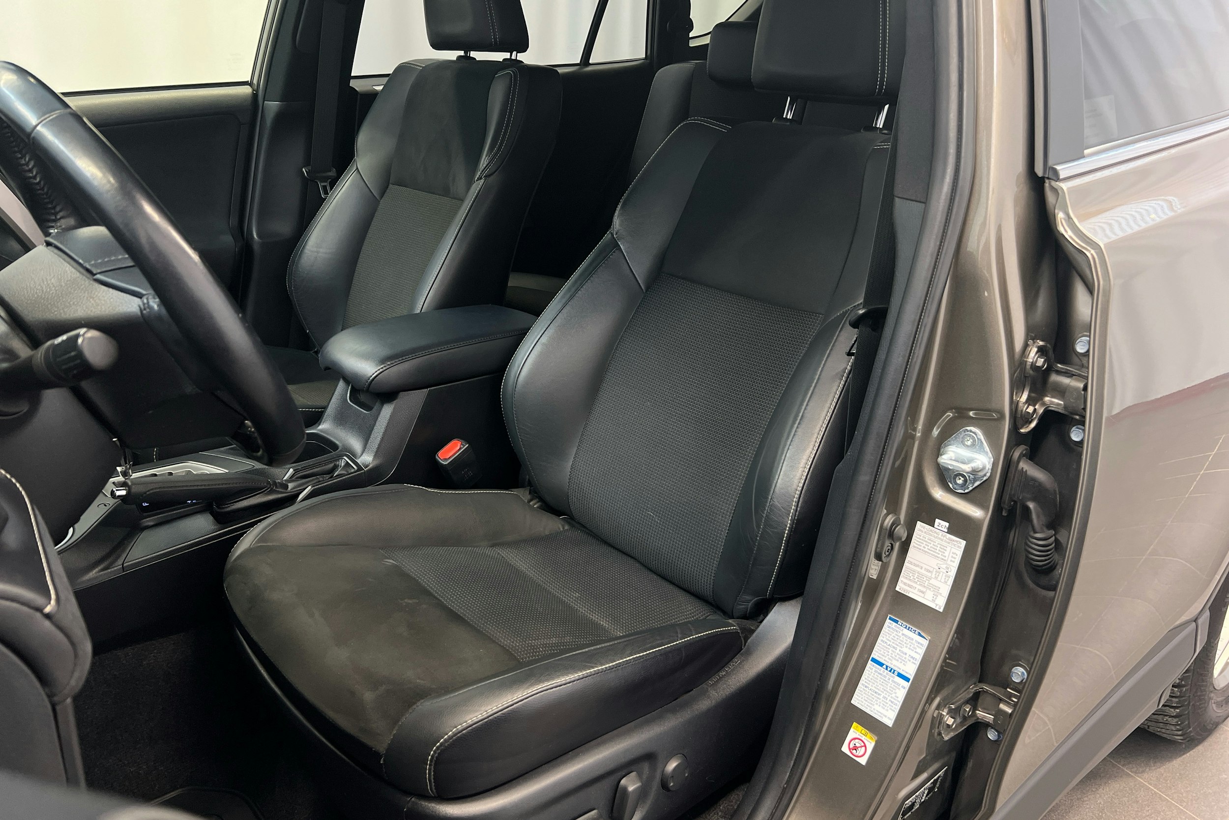 ruskea (beige) Toyota RAV4 2018 kuva 8.