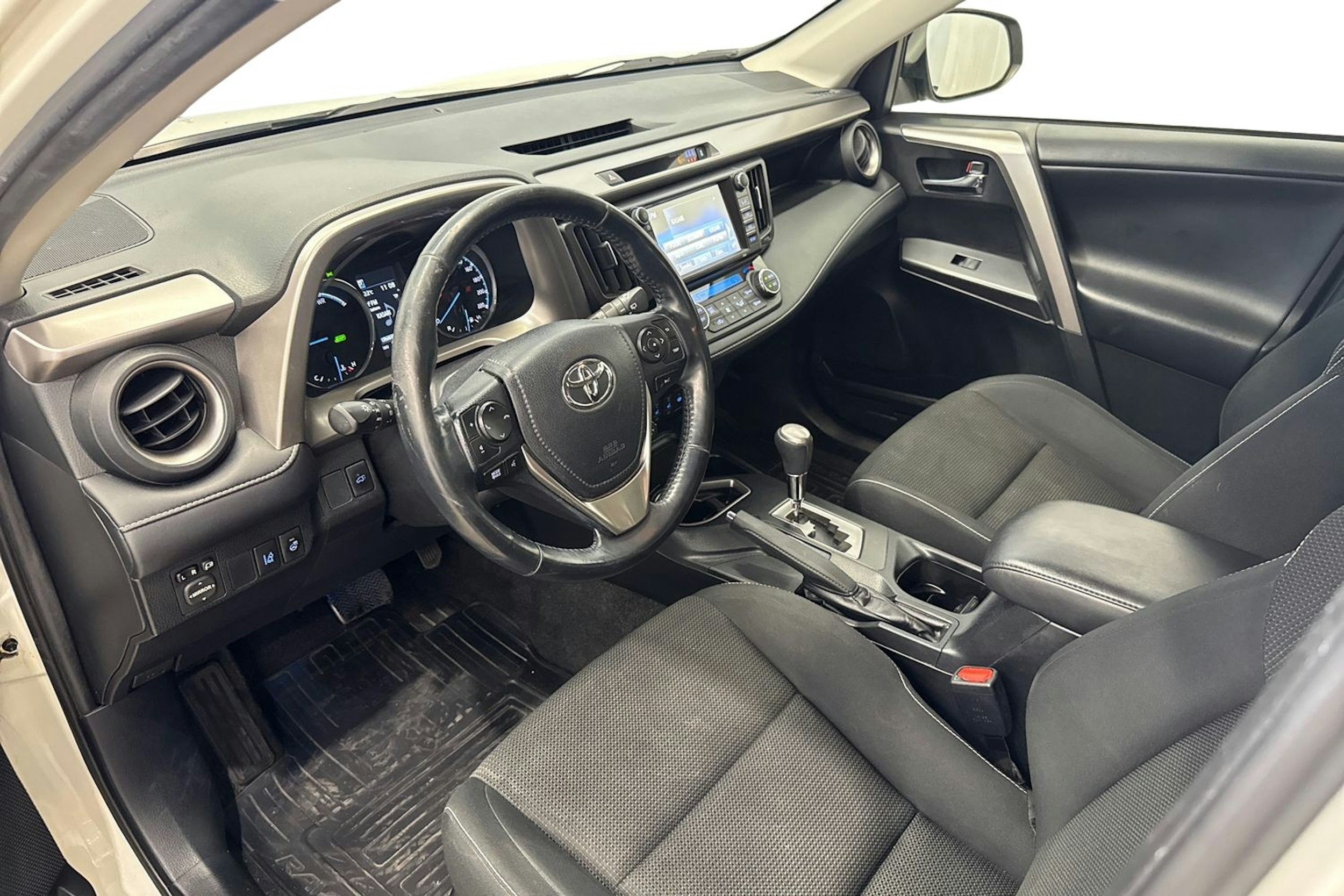 valkoinen Toyota RAV4 2018 kuva 7.