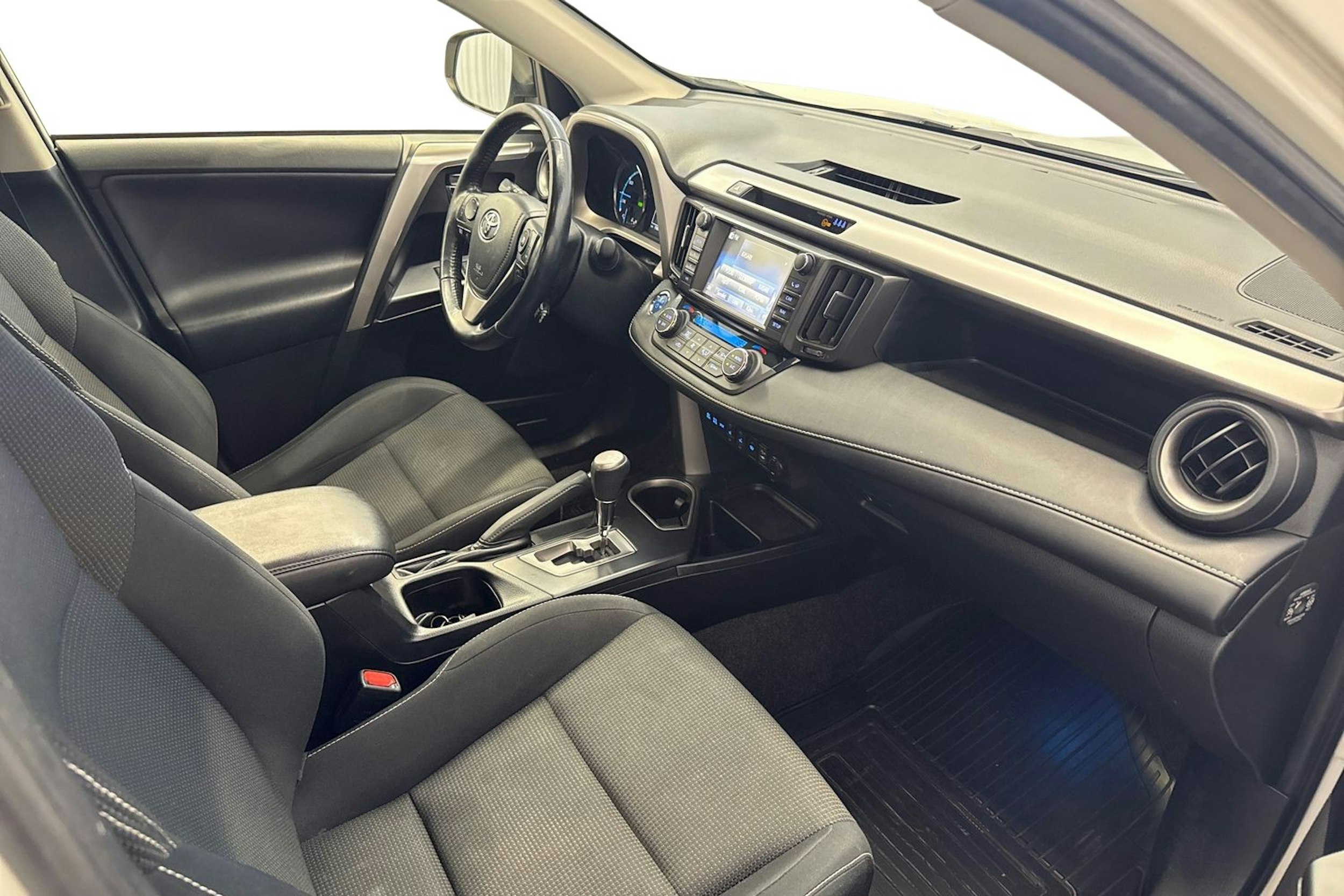 valkoinen Toyota RAV4 2018 kuva 9.
