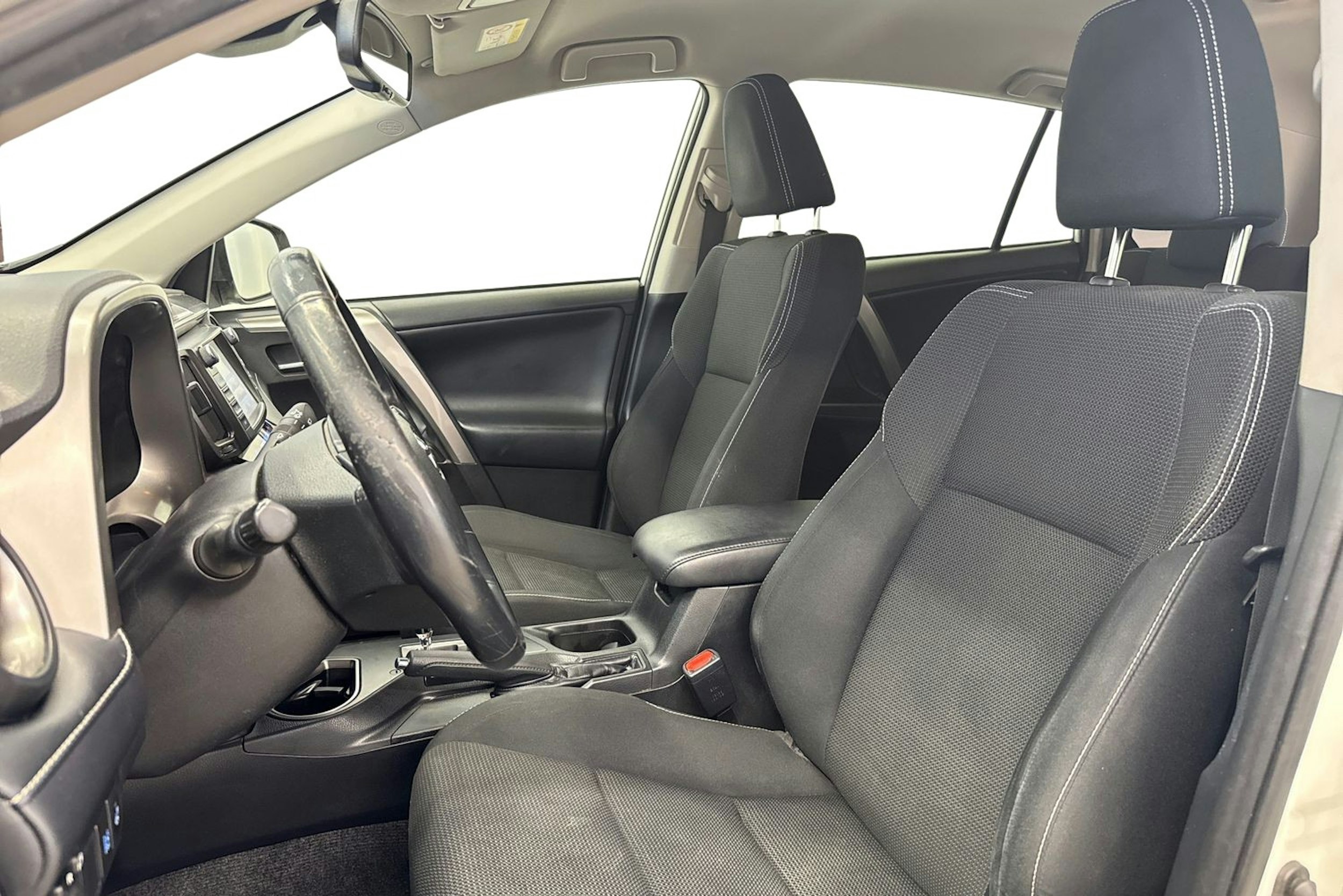 valkoinen Toyota RAV4 2018 kuva 10.