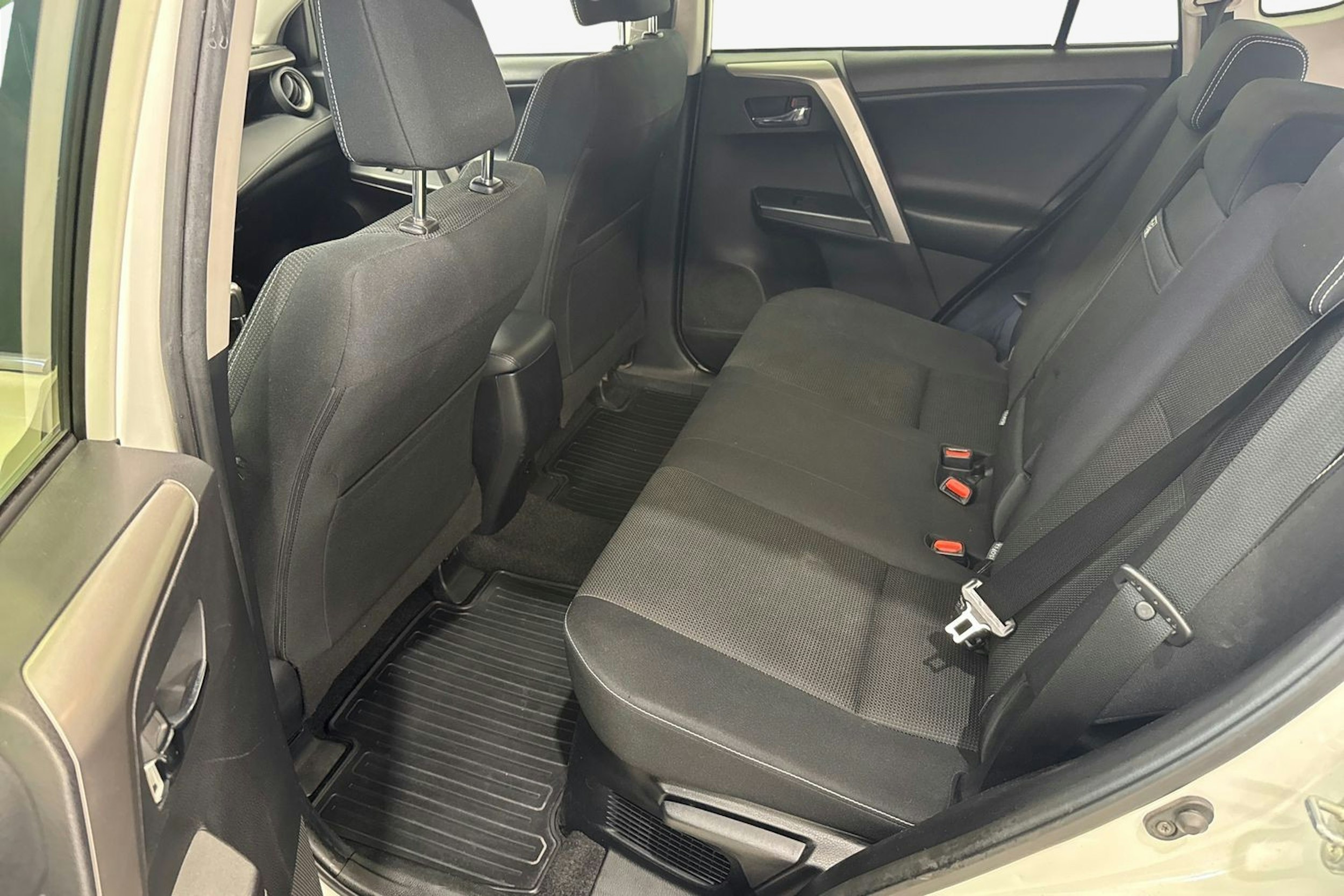 valkoinen Toyota RAV4 2018 kuva 11.