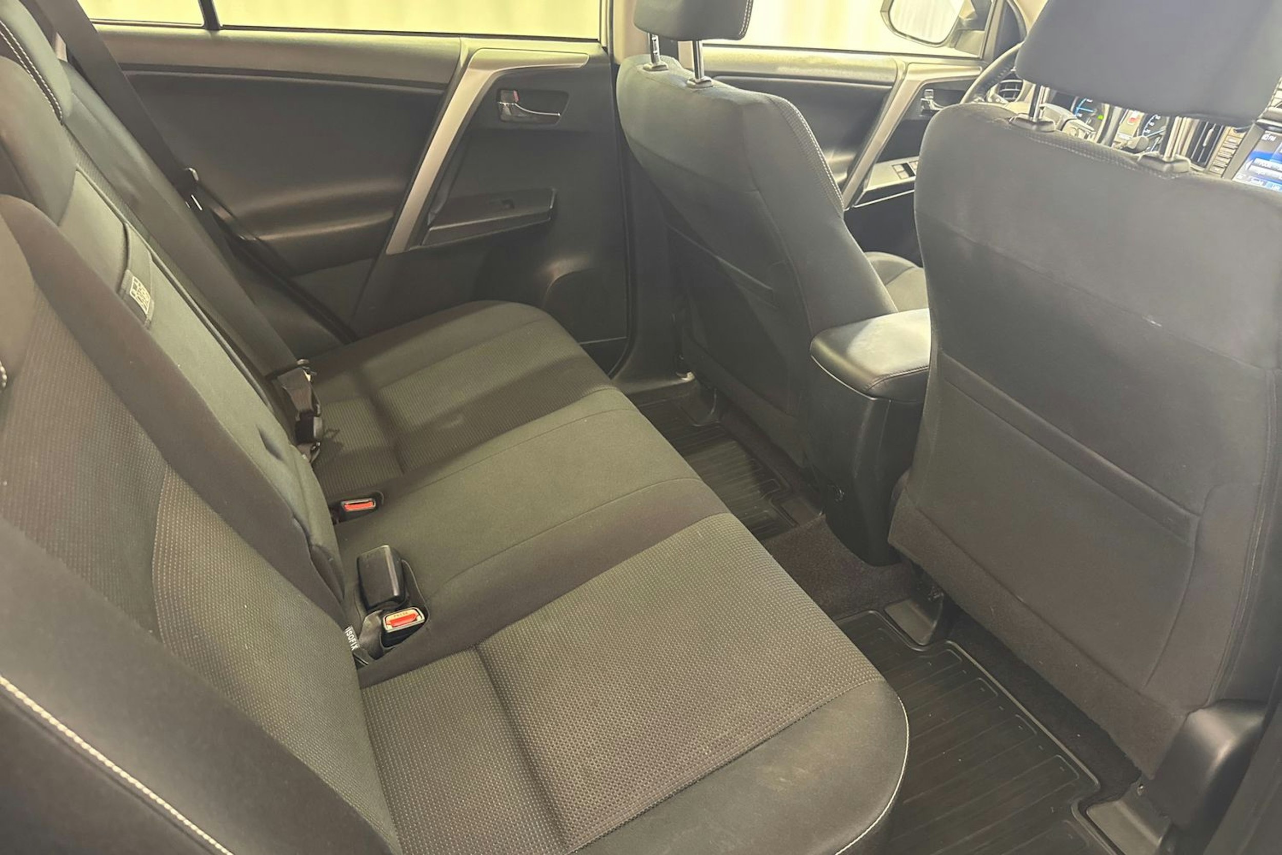 valkoinen Toyota RAV4 2018 kuva 13.