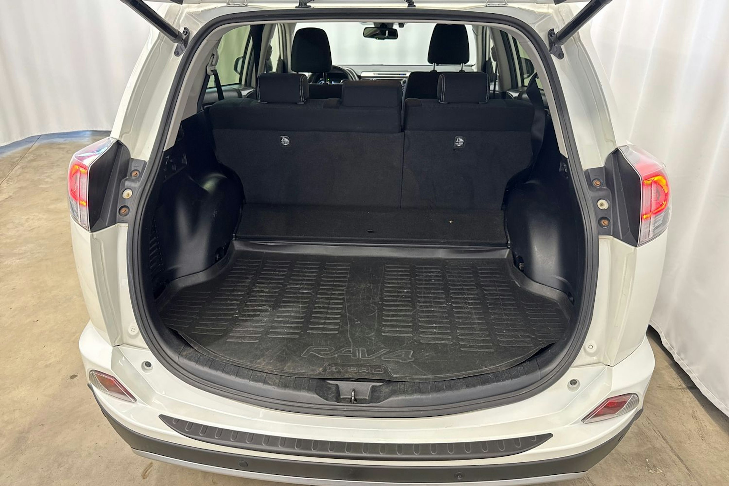 valkoinen Toyota RAV4 2018 kuva 14.