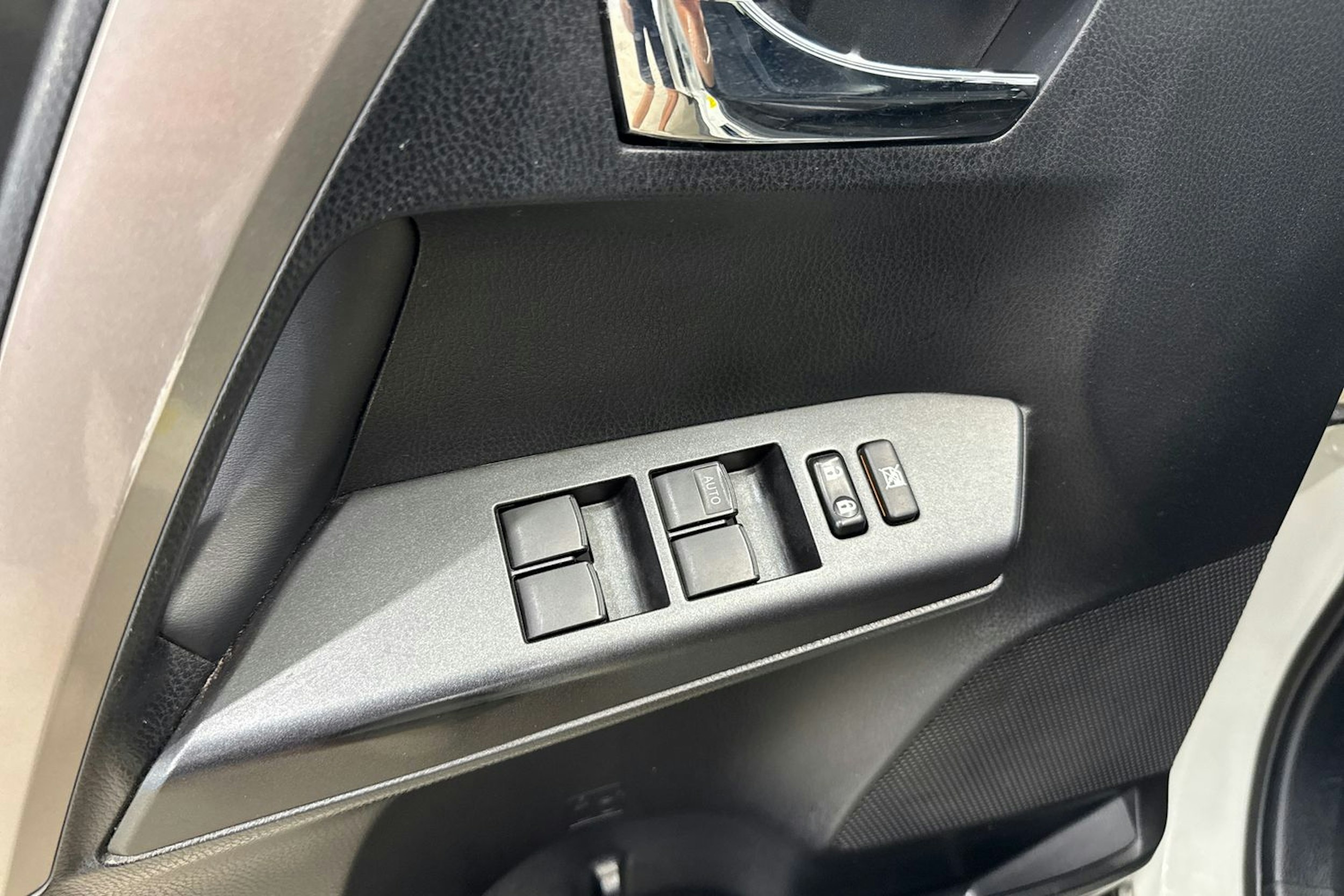 valkoinen Toyota RAV4 2018 kuva 17.