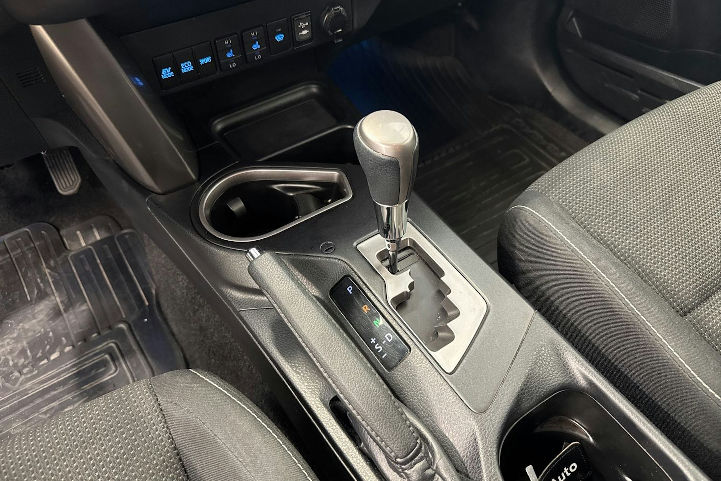valkoinen Toyota RAV4 2018 kuva 19.