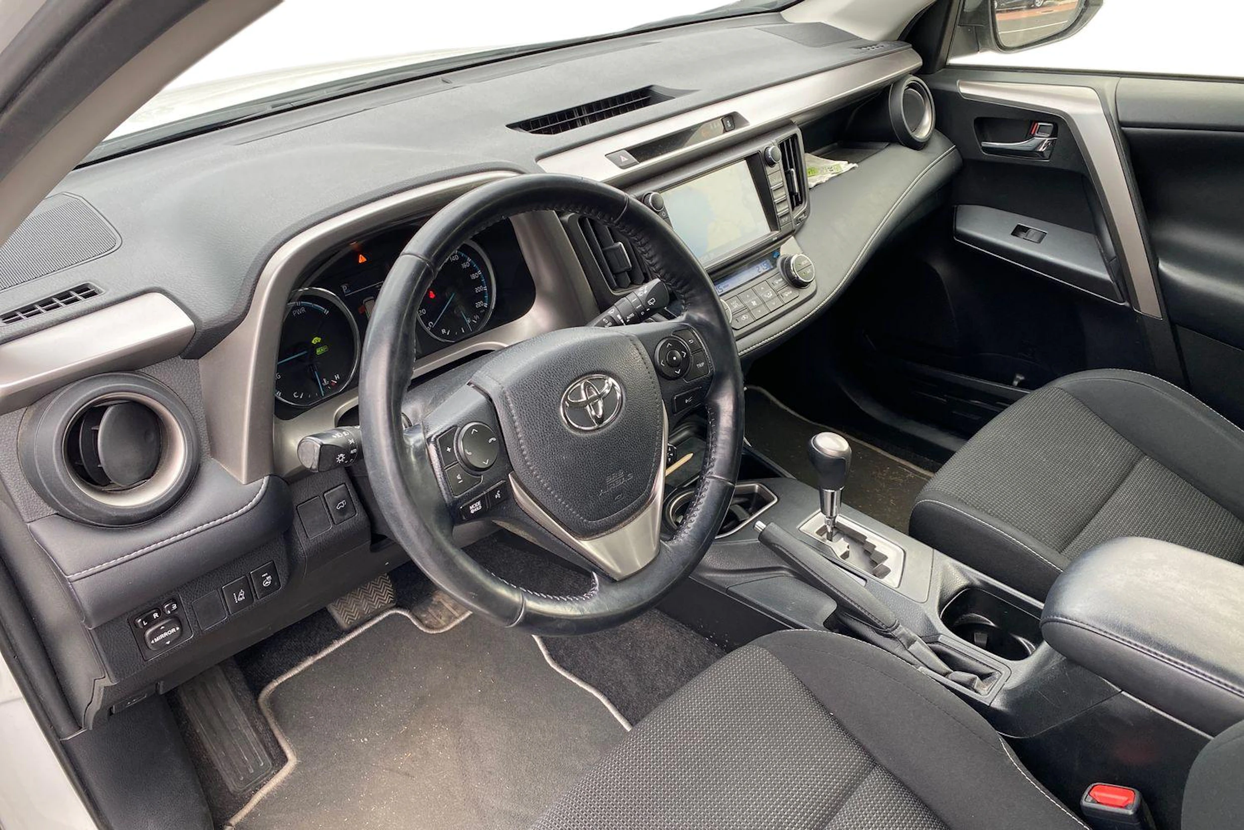 valkoinen Toyota RAV4 2018 kuva 3.