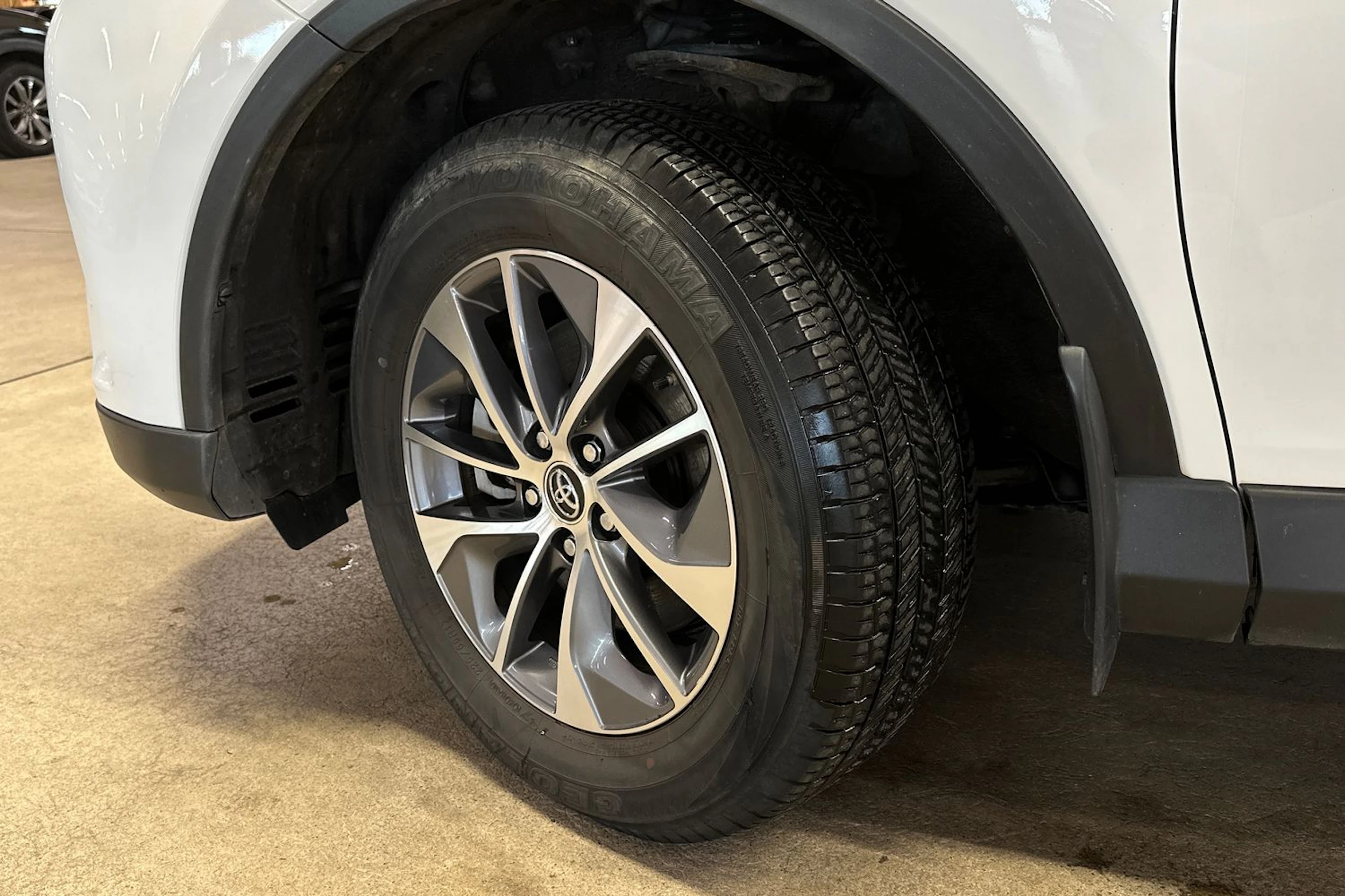 valkoinen Toyota RAV4 2018 kuva 10.