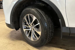 valkoinen Toyota RAV4 2018 kuva 10.