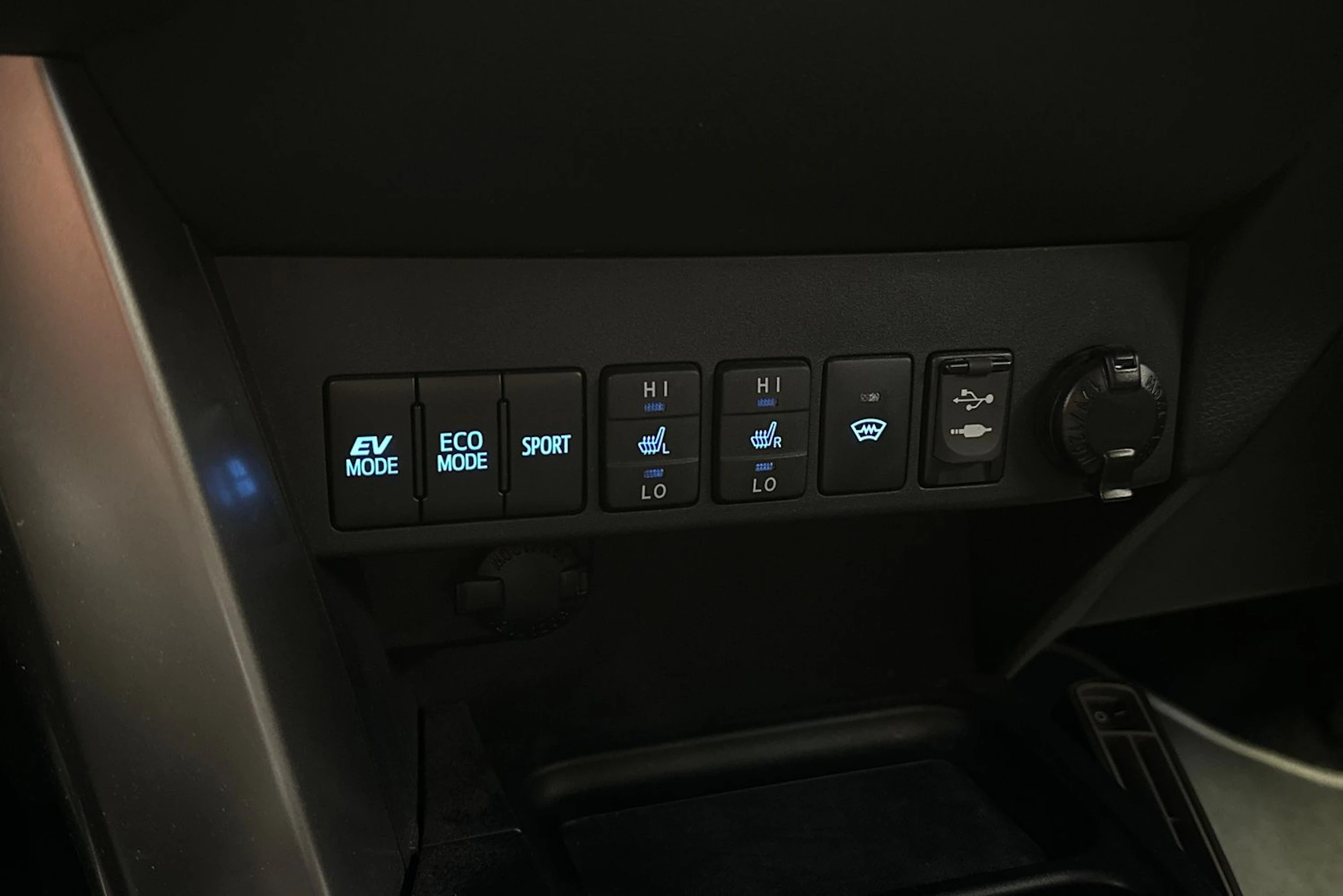 valkoinen Toyota RAV4 2018 kuva 15.