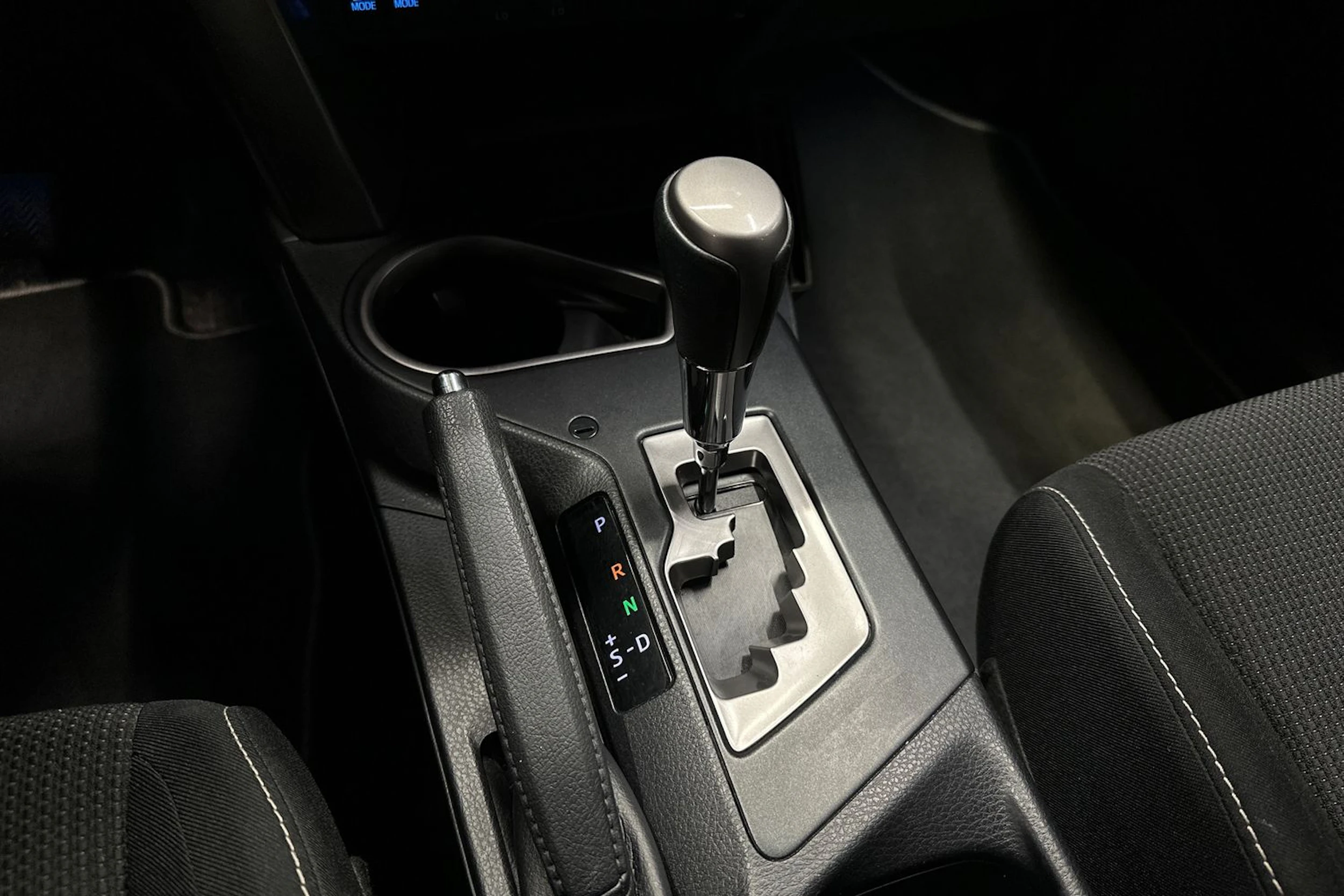 valkoinen Toyota RAV4 2018 kuva 16.