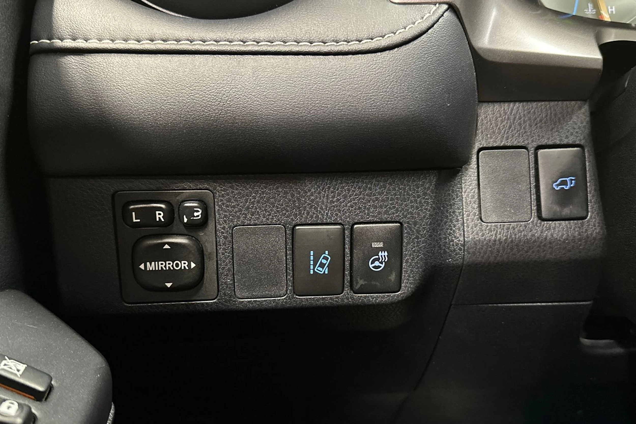 valkoinen Toyota RAV4 2018 kuva 21.