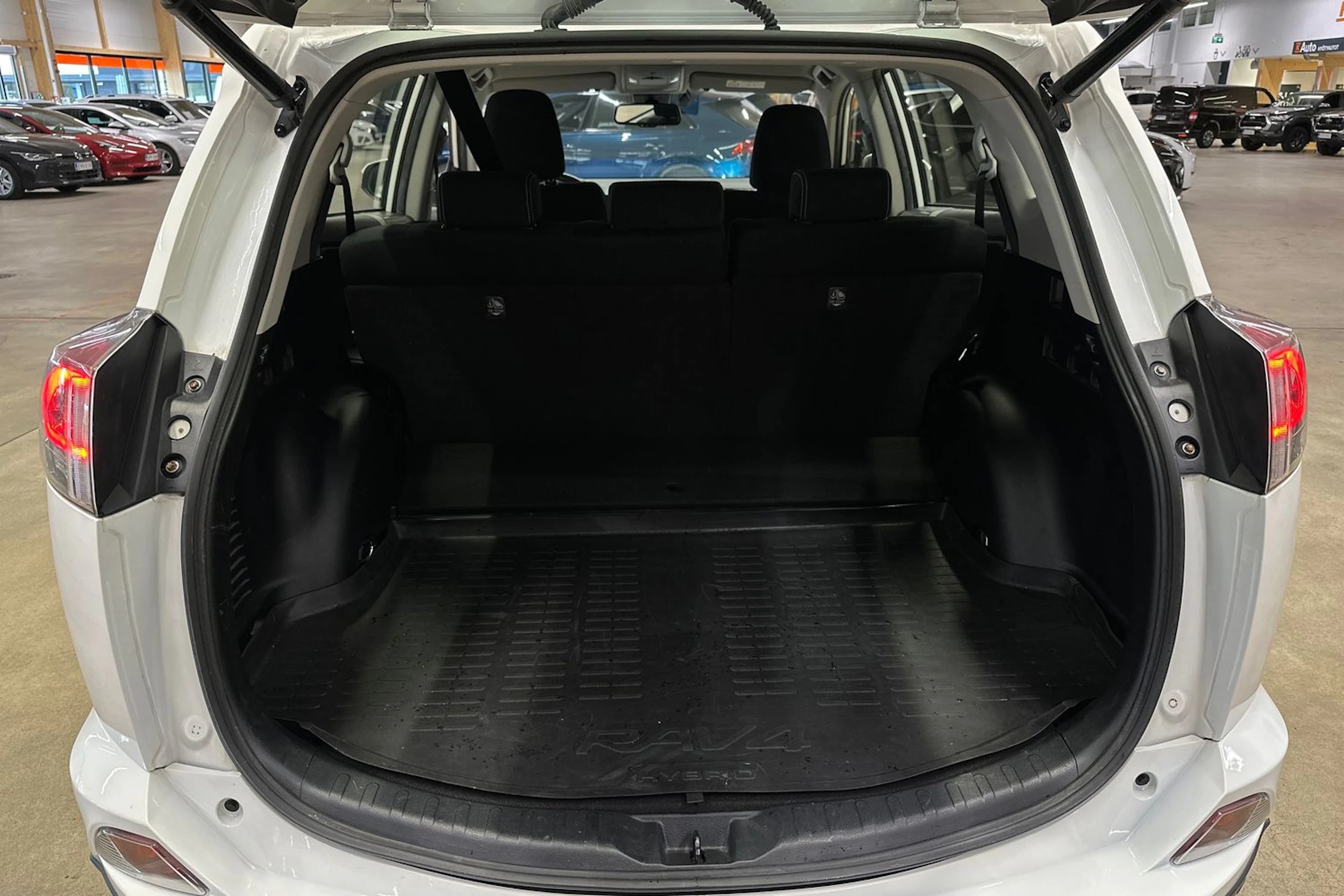 valkoinen Toyota RAV4 2018 kuva 23.