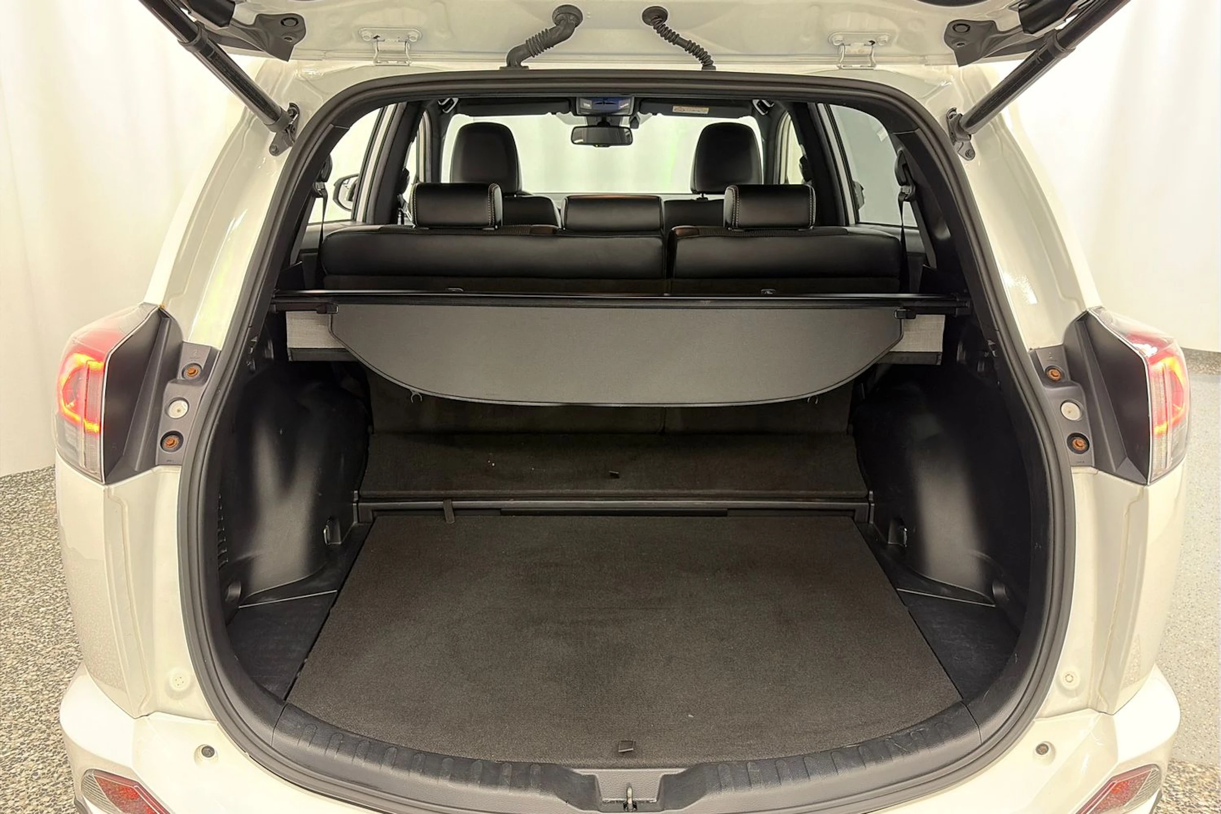 valkoinen Toyota RAV4 2018 kuva 11.