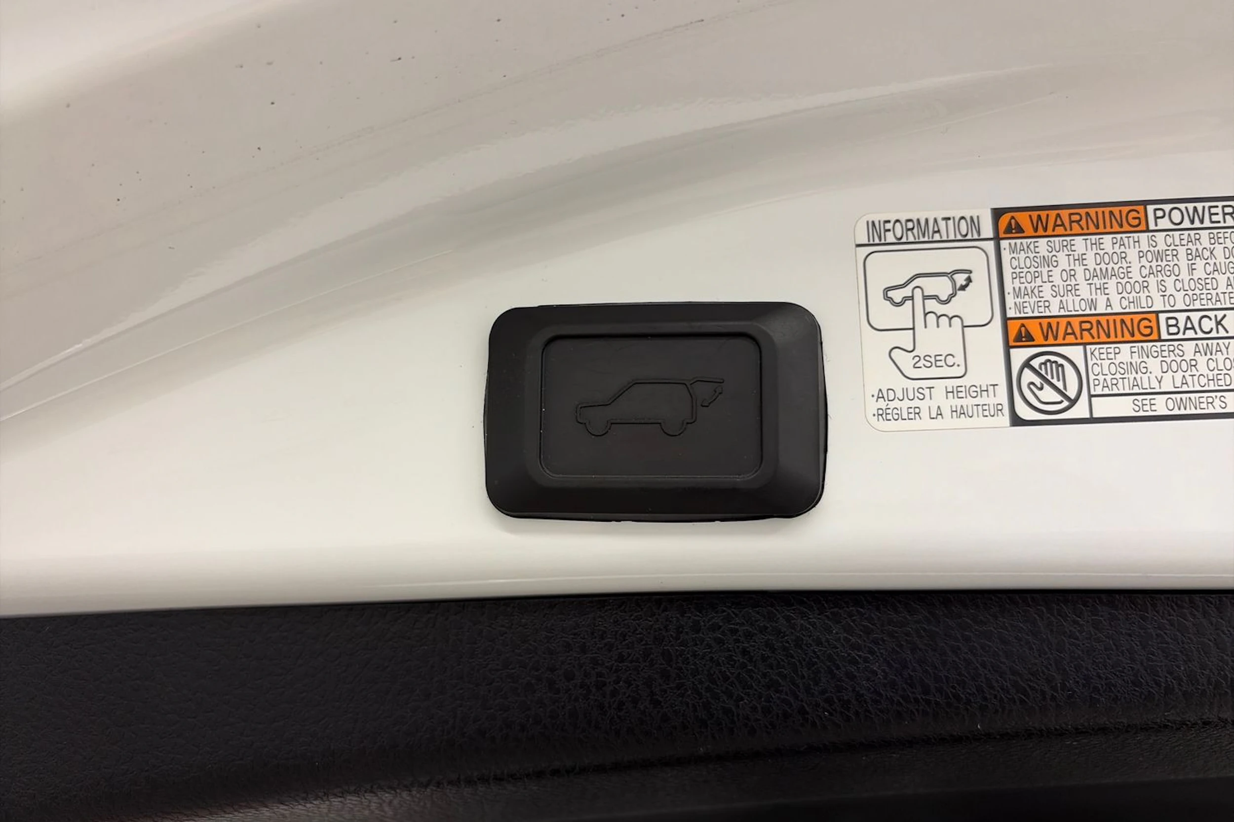 valkoinen Toyota RAV4 2018 kuva 12.