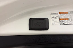 valkoinen Toyota RAV4 2018 kuva 12.