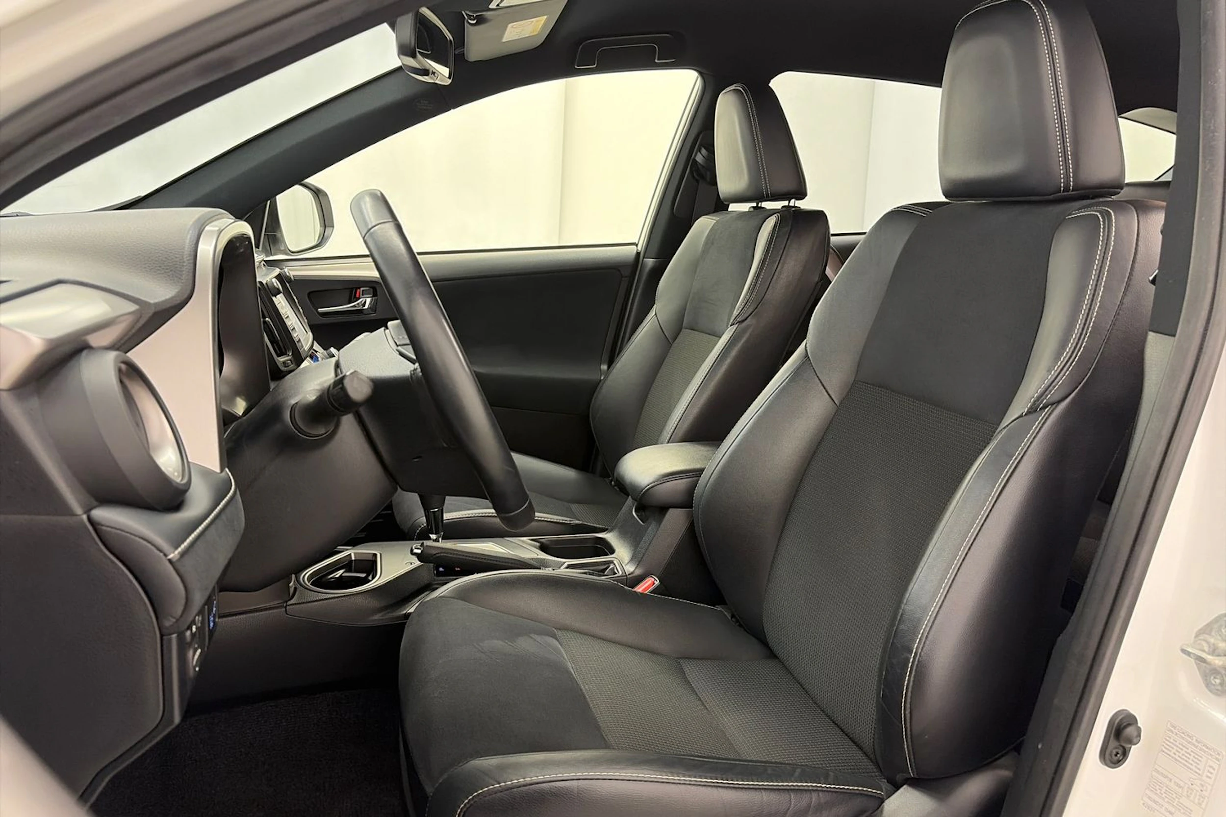 valkoinen Toyota RAV4 2018 kuva 13.