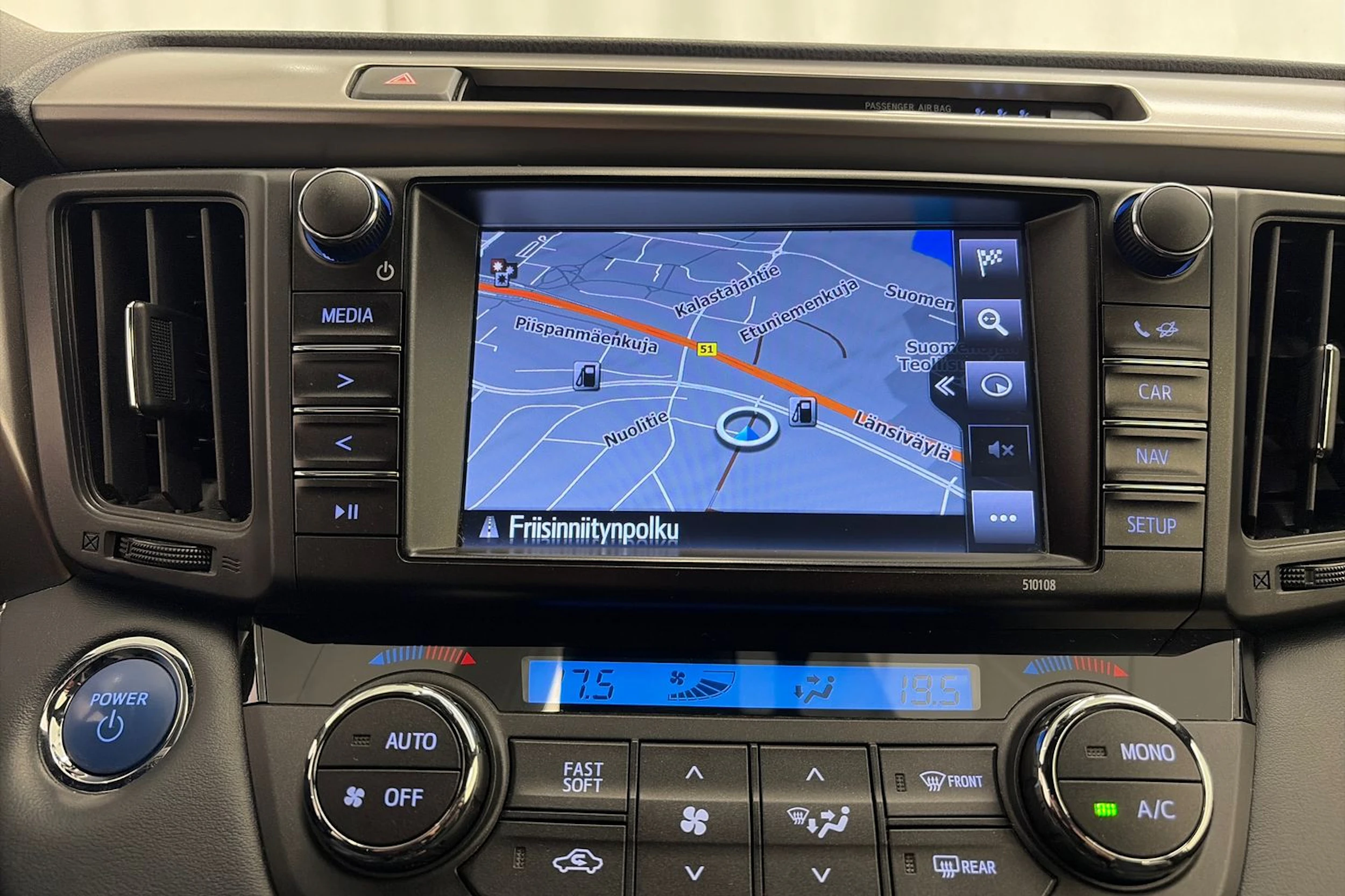 valkoinen Toyota RAV4 2018 kuva 19.