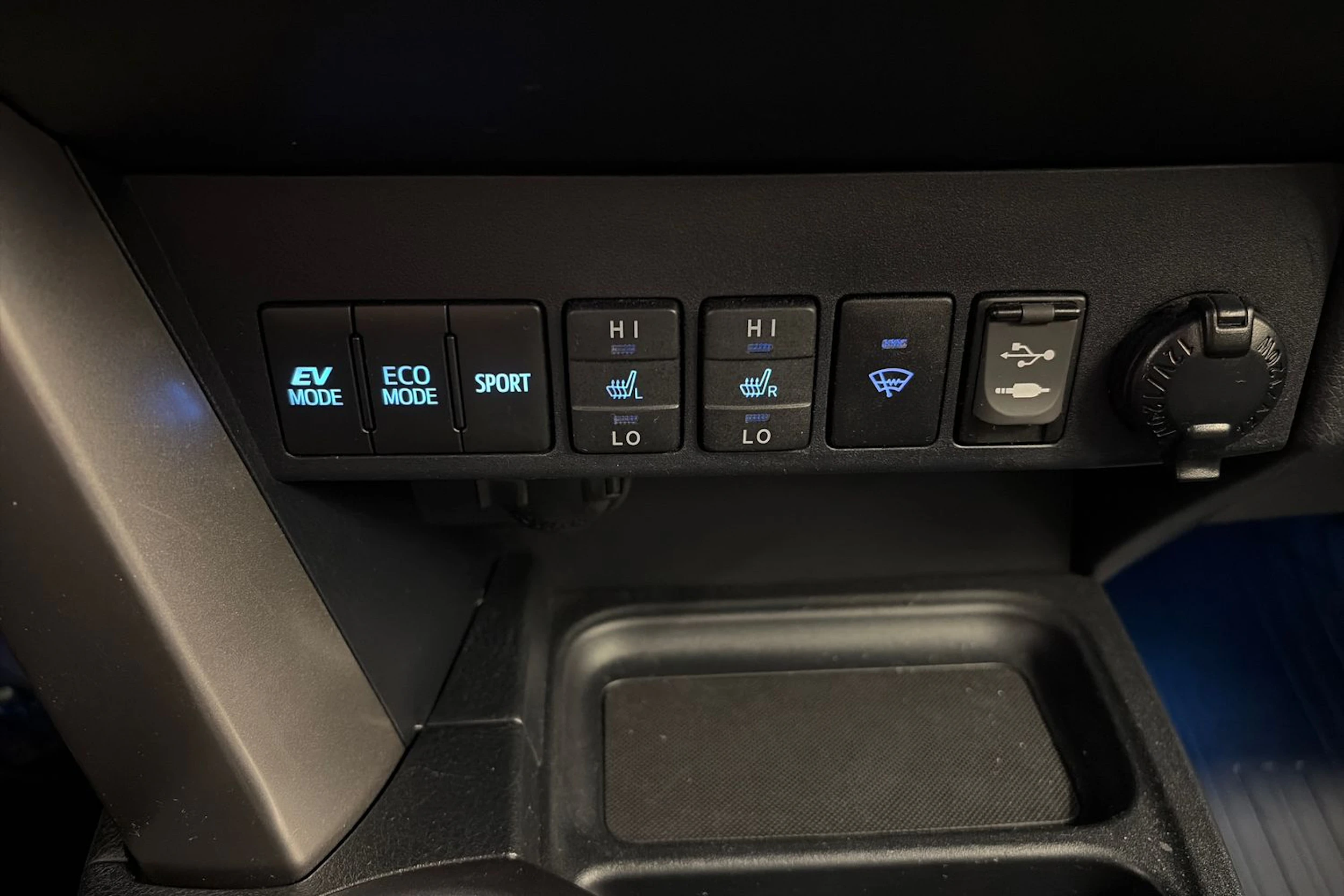 valkoinen Toyota RAV4 2018 kuva 25.