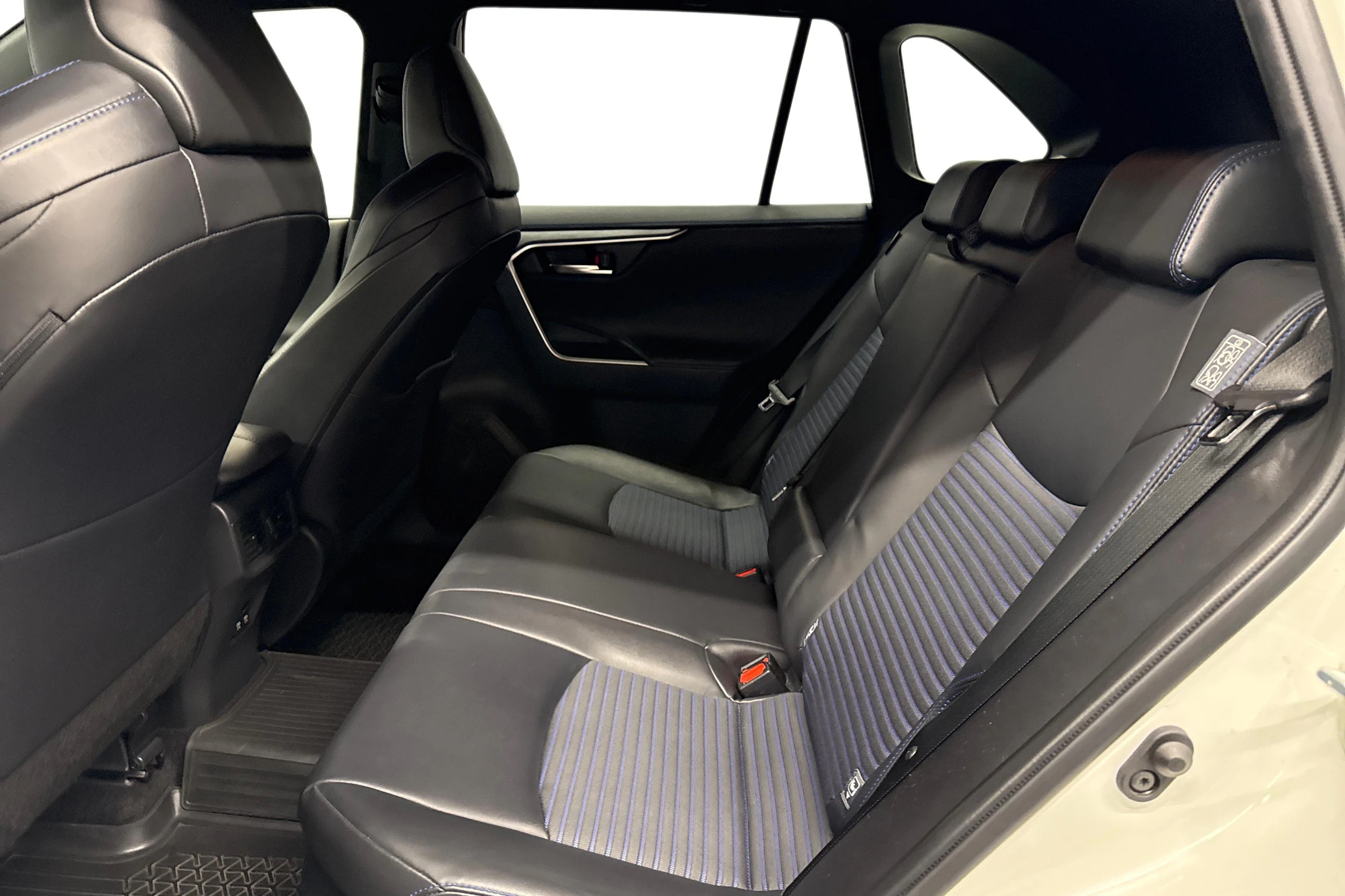 valkoinen Toyota RAV4 2019 kuva 11.