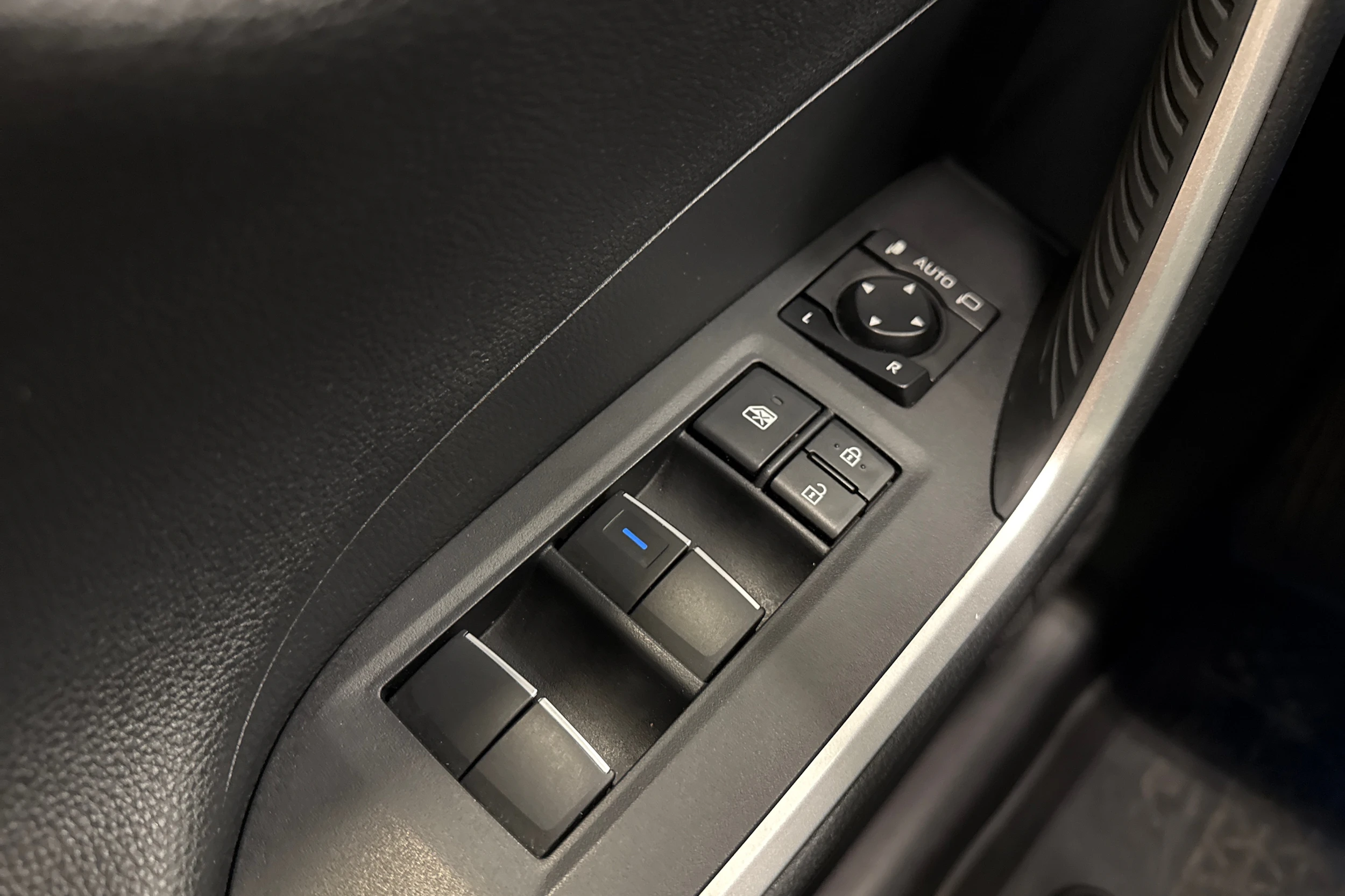 valkoinen Toyota RAV4 2019 kuva 18.