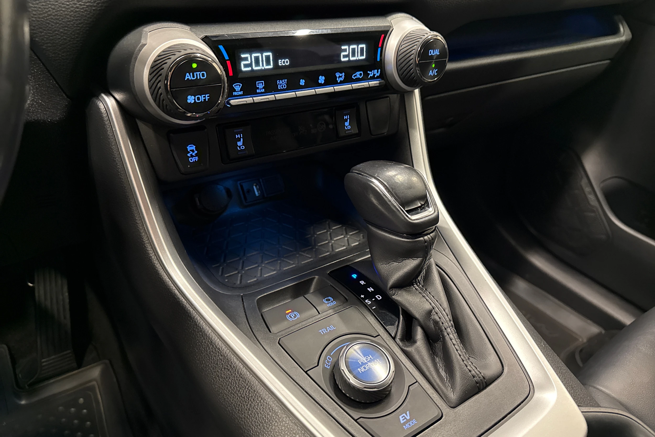 valkoinen Toyota RAV4 2019 kuva 21.