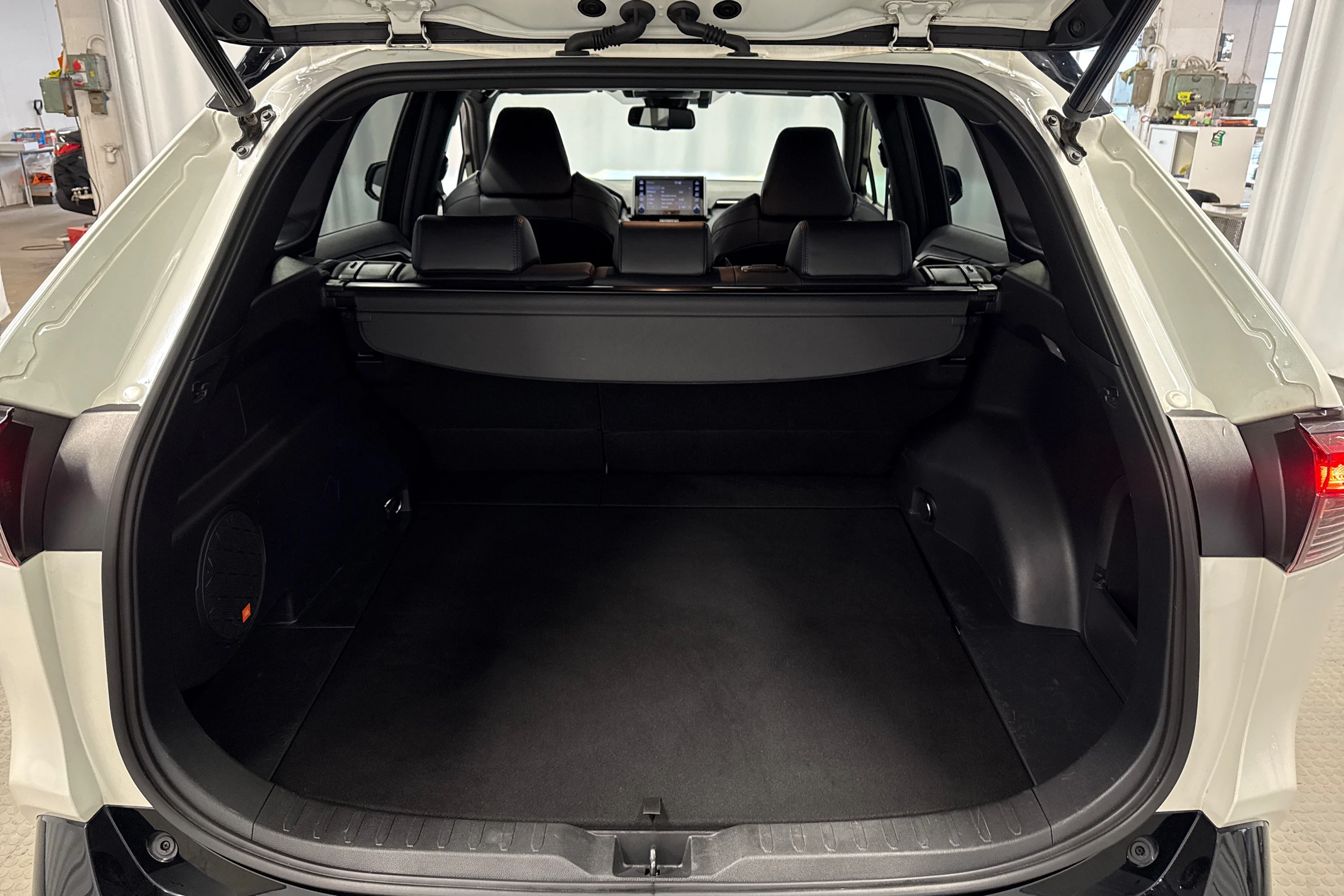 valkoinen Toyota RAV4 2019 kuva 26.