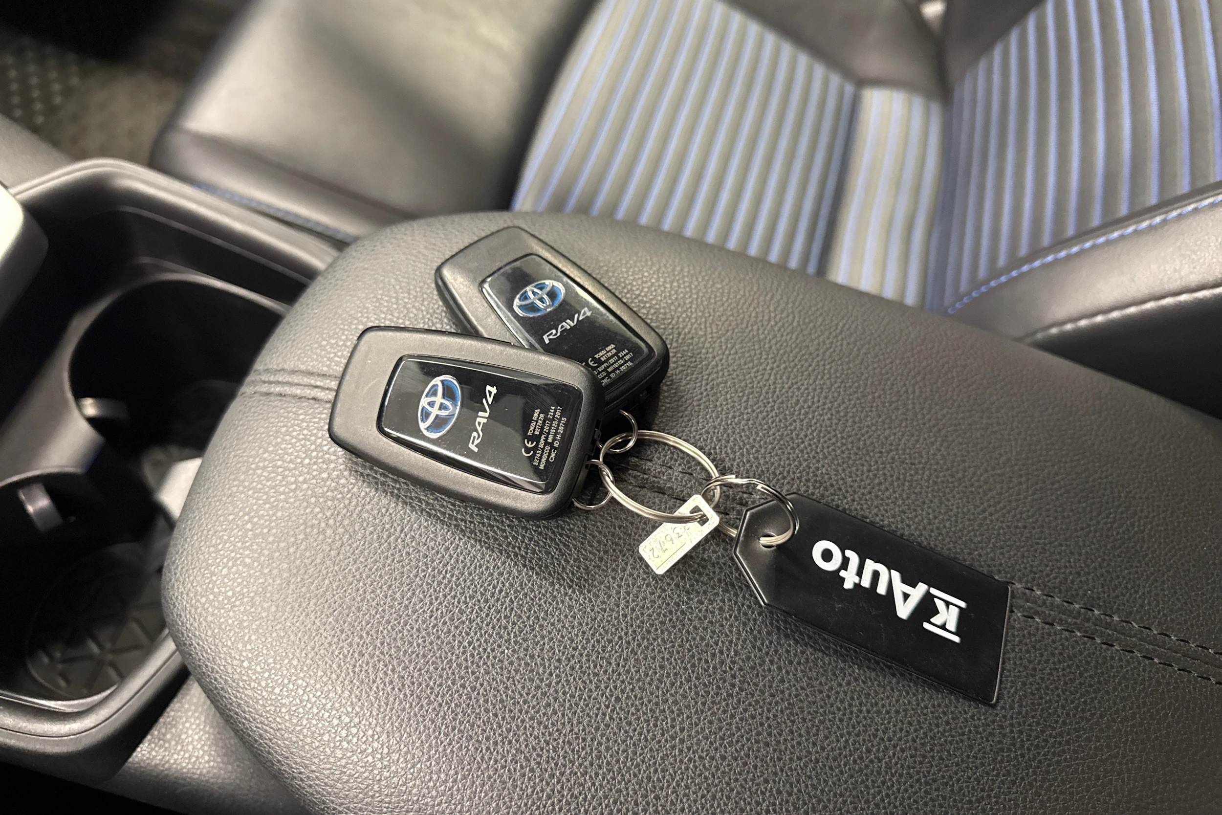 valkoinen Toyota RAV4 2019 kuva 29.